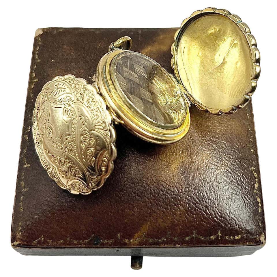 Antique Victorian 9ct Yellow Gold Oval Locket Necklace For Sale at 1stDibs
