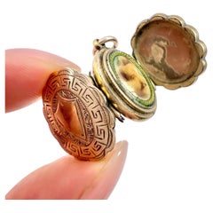 Antiguo Relicario Victoriano de Oro de 9 ct con Grabado en el Reverso y el Anverso, de Forma Ovalada y Múltiples Marcos