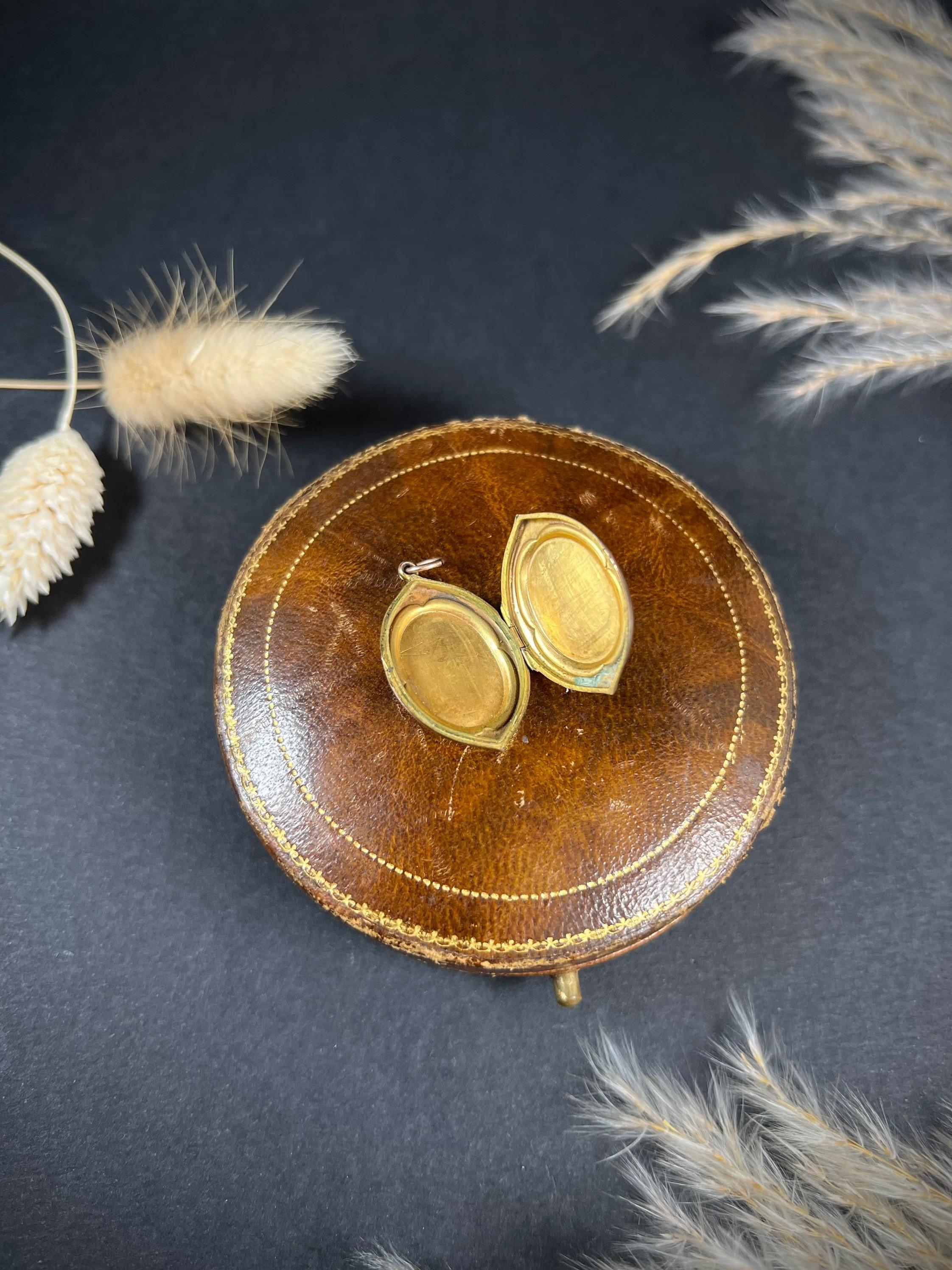 Antique médaillon ovale victorien en or 9ct avec dos et front Unisexe en vente