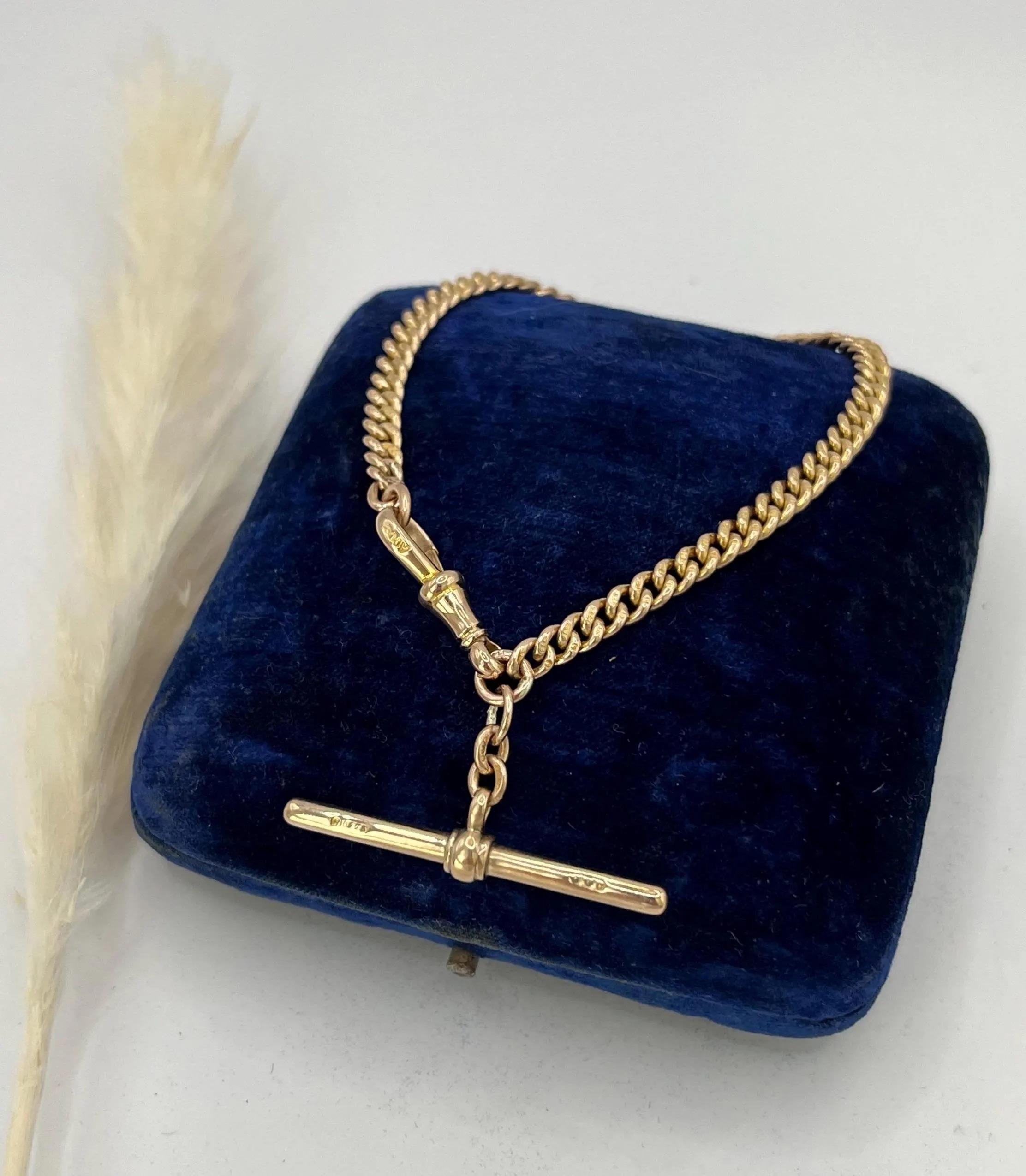 Bracelet ancien en or avec barre en T

Or 9ct estampillé

Circa 1900

Ce bracelet est entièrement réalisé en or teinté de rose, avec des maillons massifs aux teintes chaudes et cuivrées typiques du début du 20e siècle. Chaque maillon est estampillé