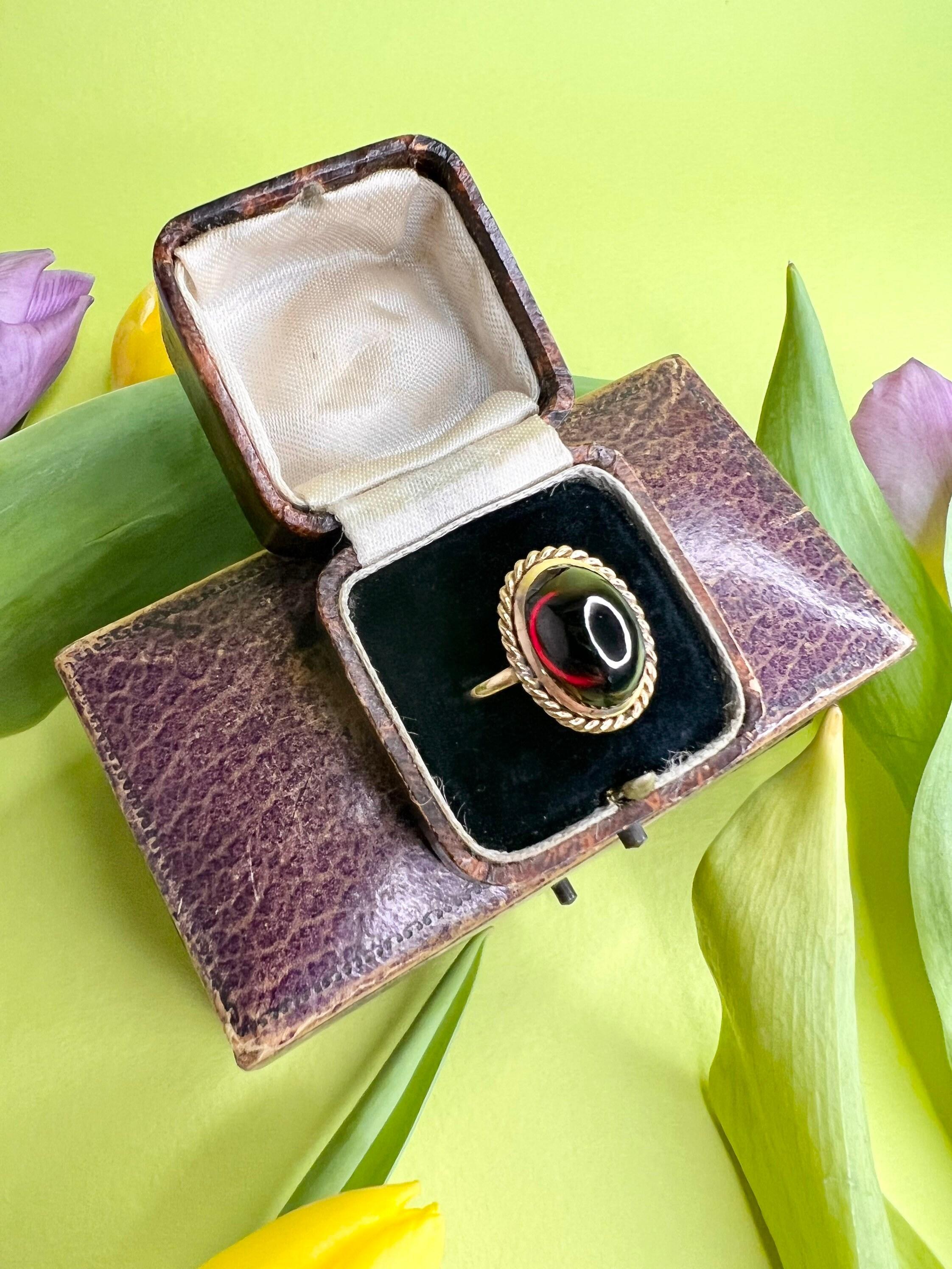 Antique 9ct Gold Cabochon Garnet Ring In Good Condition For Sale In Brighton, GB