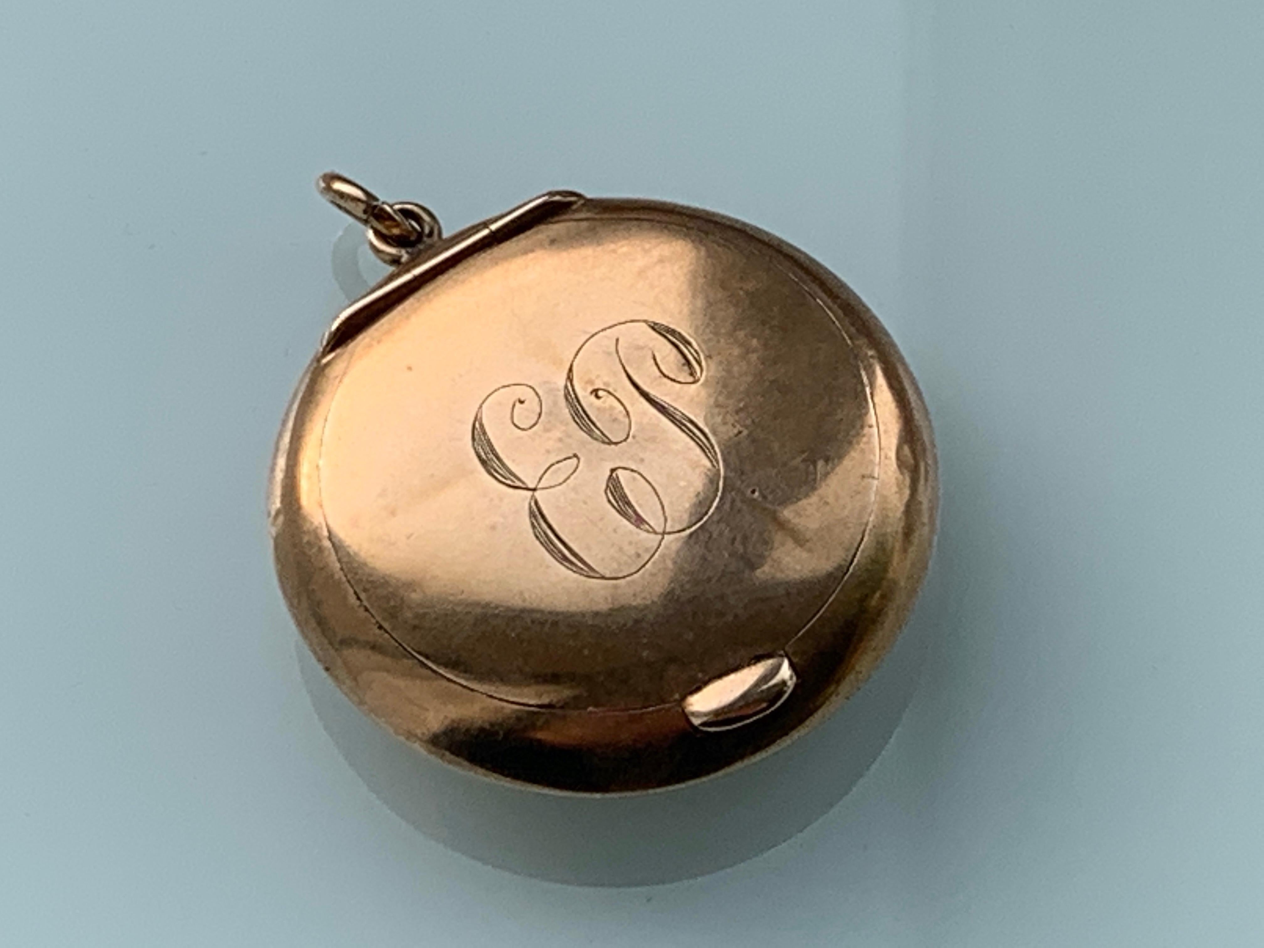 Rare 9ct Gold Powder compact 
for an Edwardian Chatelaine Chain 
worn around the waist of a woman in 1900s
This one is engraved E P.
The hallmarks are set inside to the base.
Birmingham anchor, 9 and a duty mark head
Closure is secure.