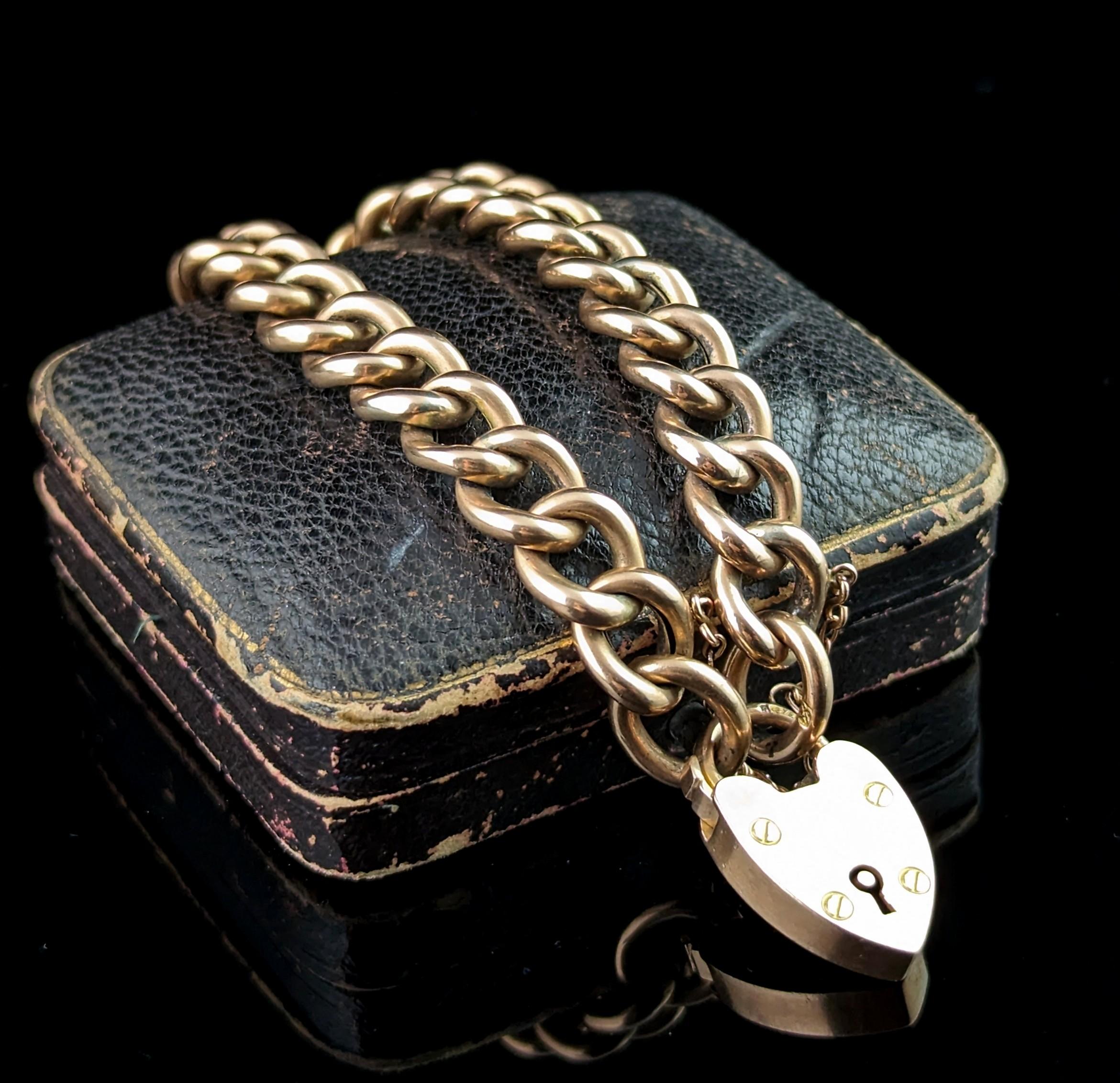 Antique 9ct gold curb link bracelet, Edwardian, Heart padlock  In Fair Condition In NEWARK, GB