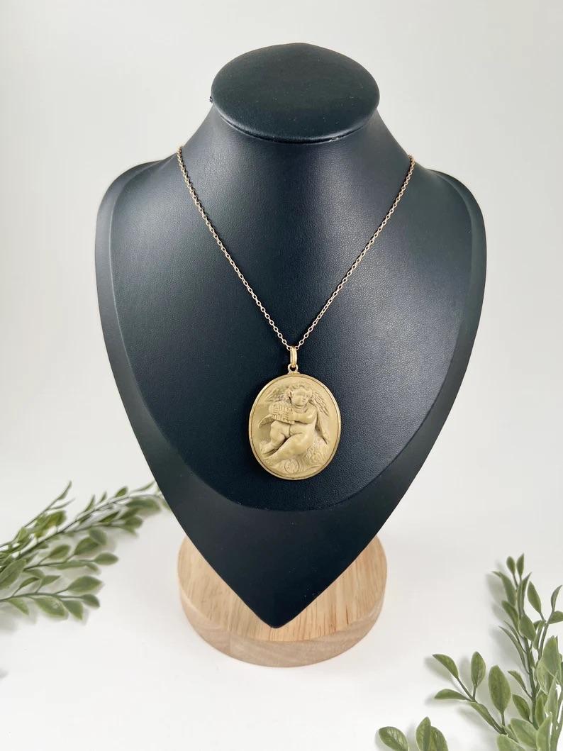 Antico ciondolo con cammeo in lava di Cherubino in oro 9 ct. in vendita 6