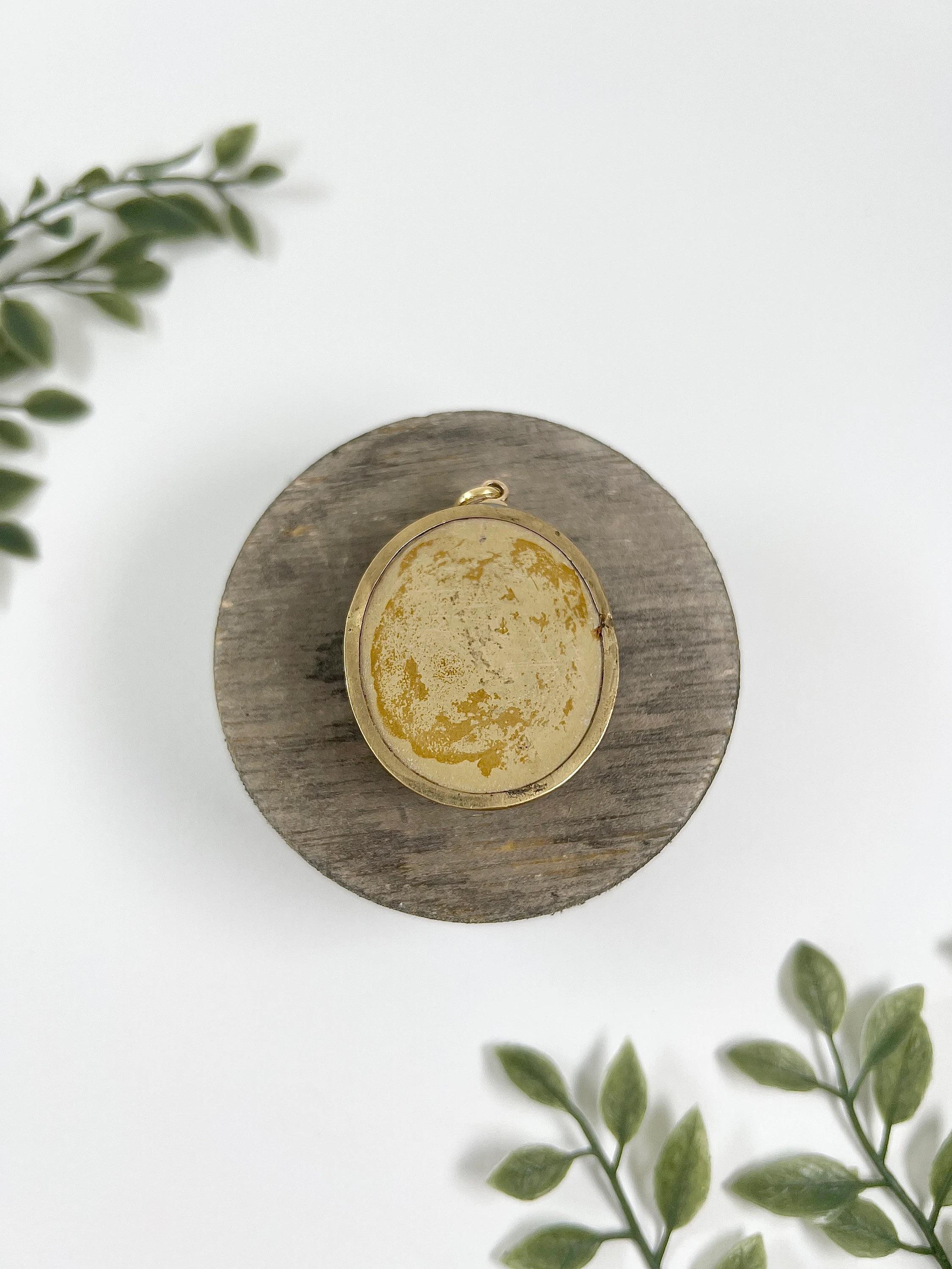 da uomo o donna Antico ciondolo con cammeo in lava di Cherubino in oro 9 ct. in vendita
