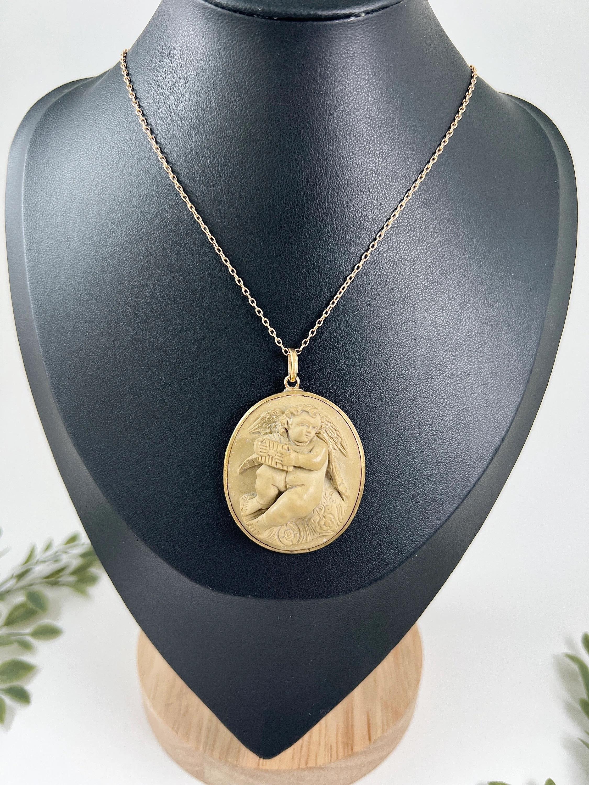 Antico ciondolo con cammeo in lava di Cherubino in oro 9 ct. in vendita 3