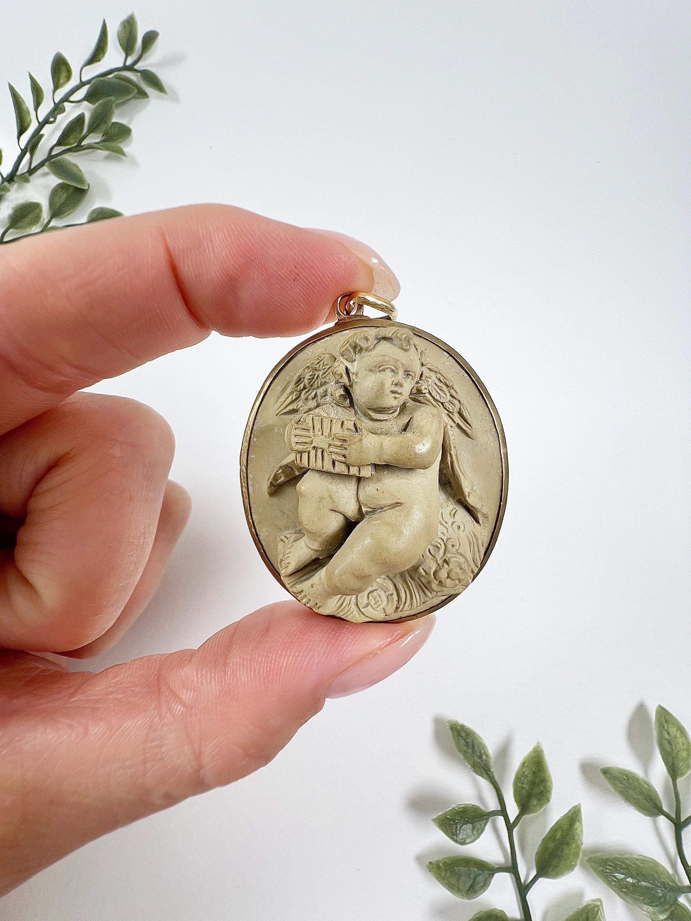 Antico ciondolo con cammeo in lava di Cherubino in oro 9 ct. in vendita 4