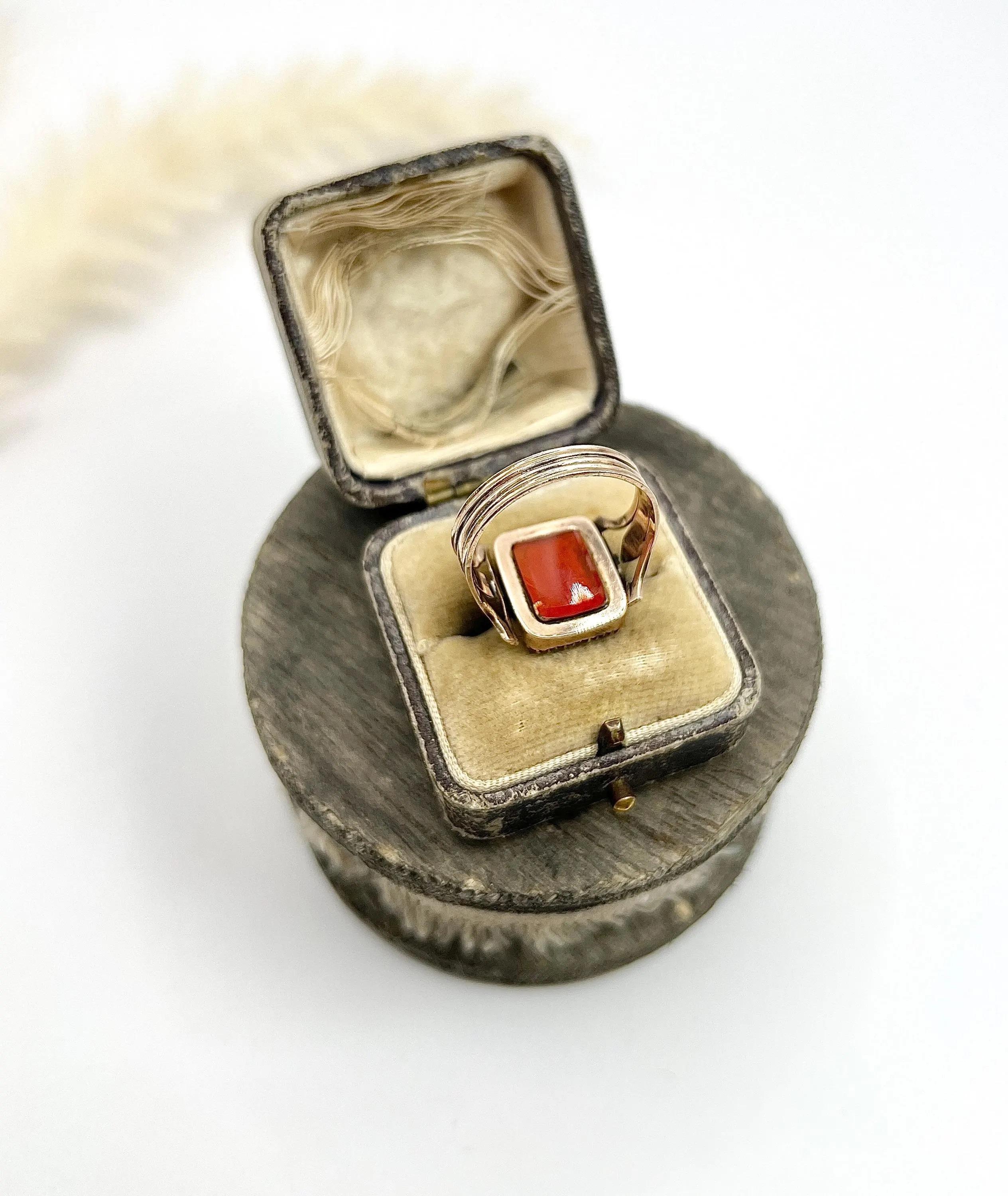 Antique 9ct Gold, Early Victorian Seed Pearl & Carnelian Spinner Memorial Ring en vente 5