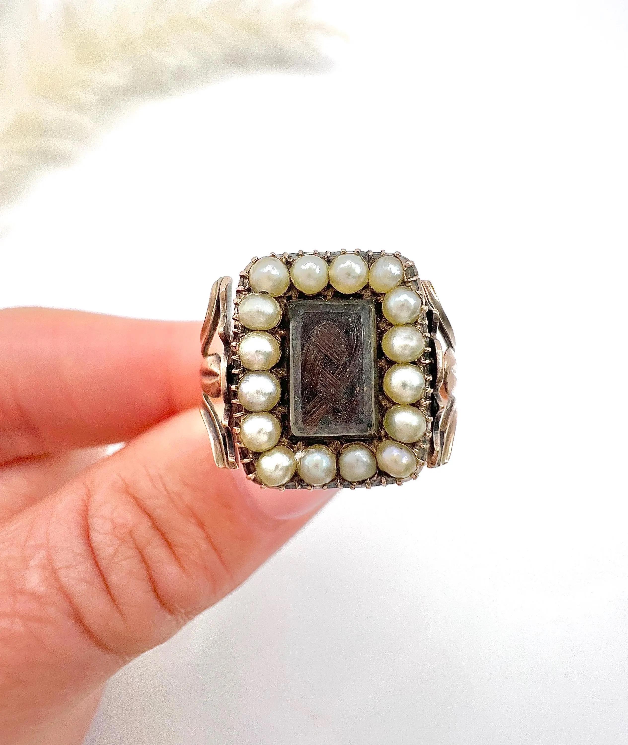Victorien Antique 9ct Gold, Early Victorian Seed Pearl & Carnelian Spinner Memorial Ring en vente