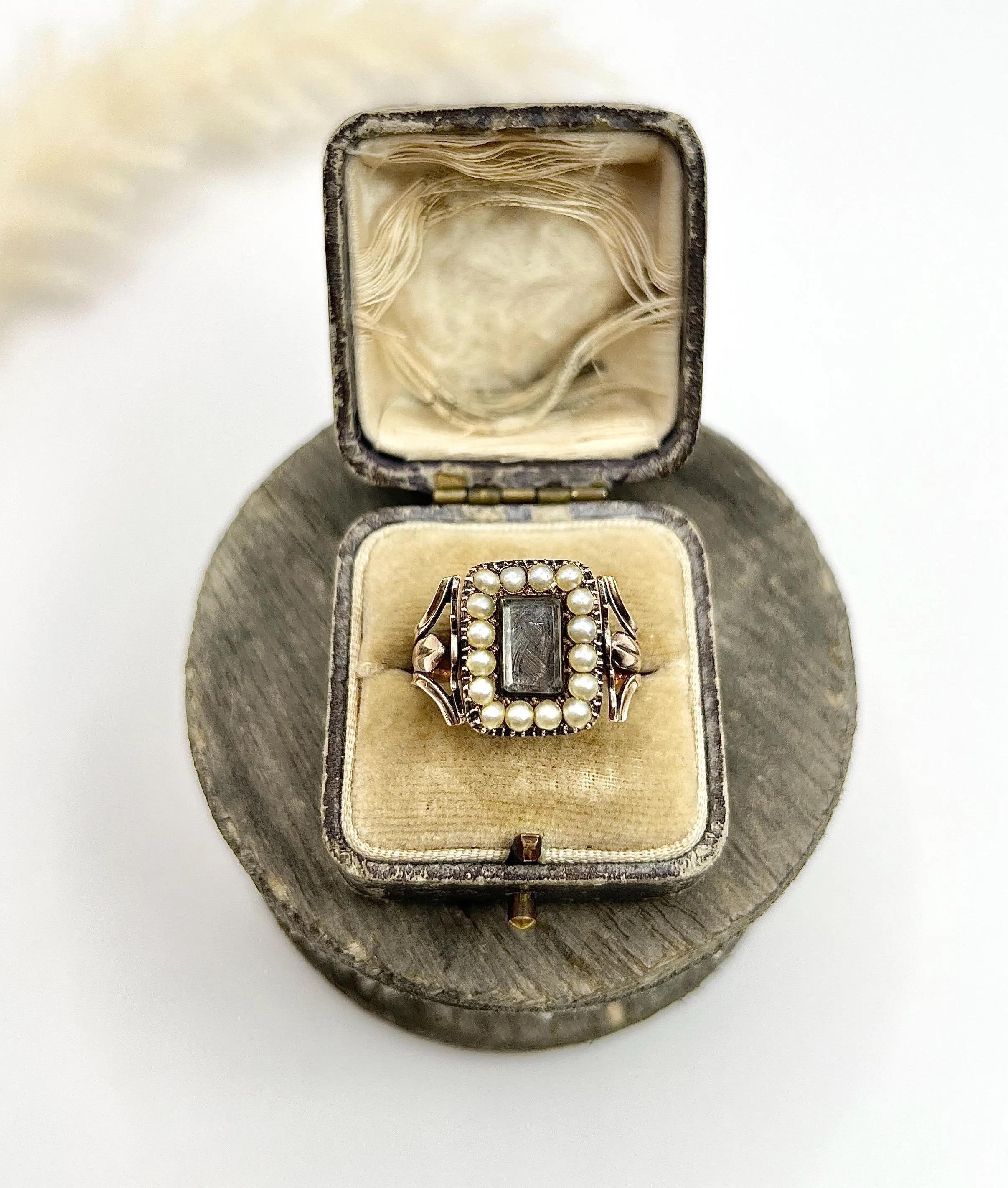 Taille mixte Antique 9ct Gold, Early Victorian Seed Pearl & Carnelian Spinner Memorial Ring en vente