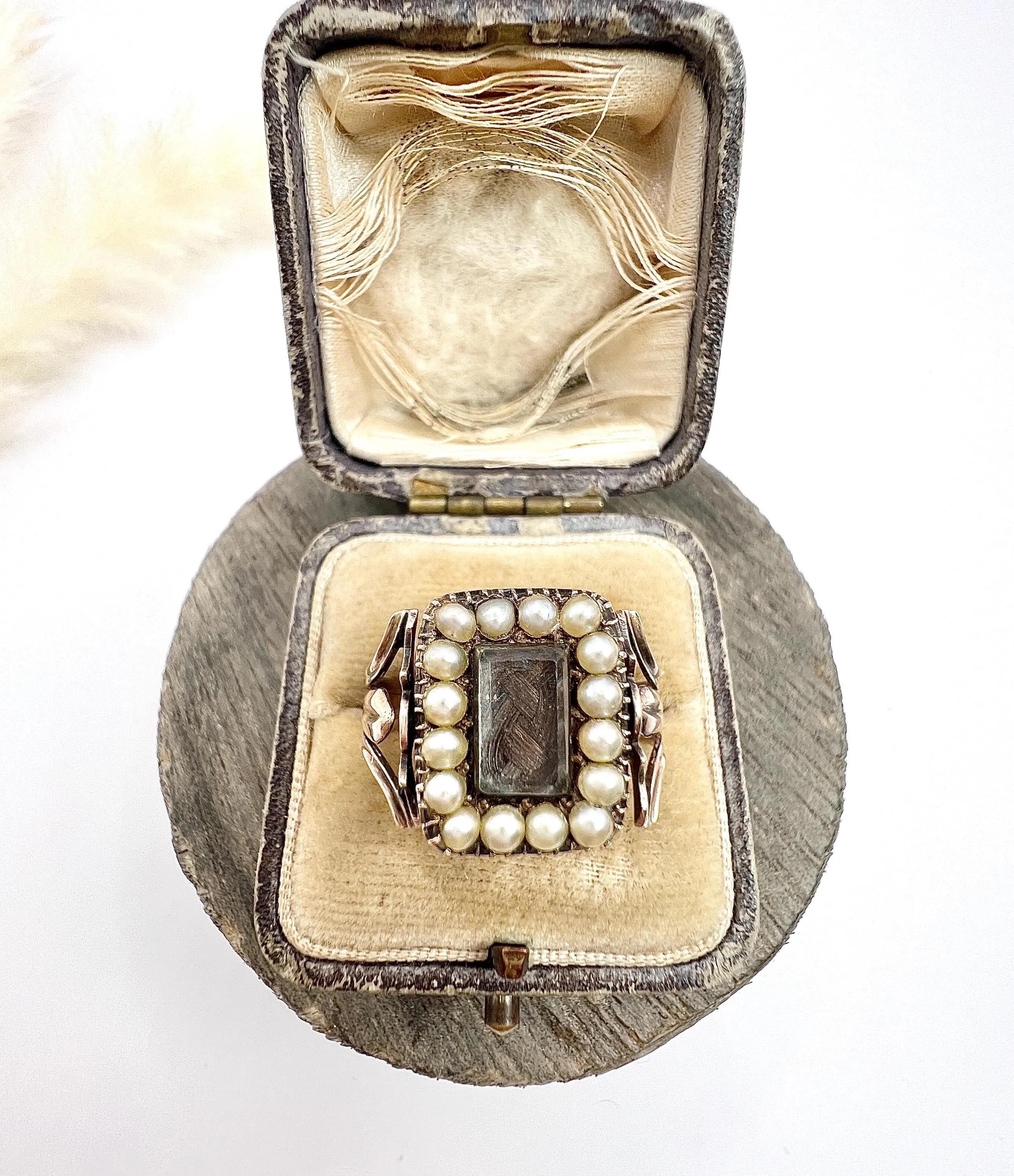 Antique 9ct Gold, Early Victorian Seed Pearl & Carnelian Spinner Memorial Ring Bon état - En vente à Brighton, GB