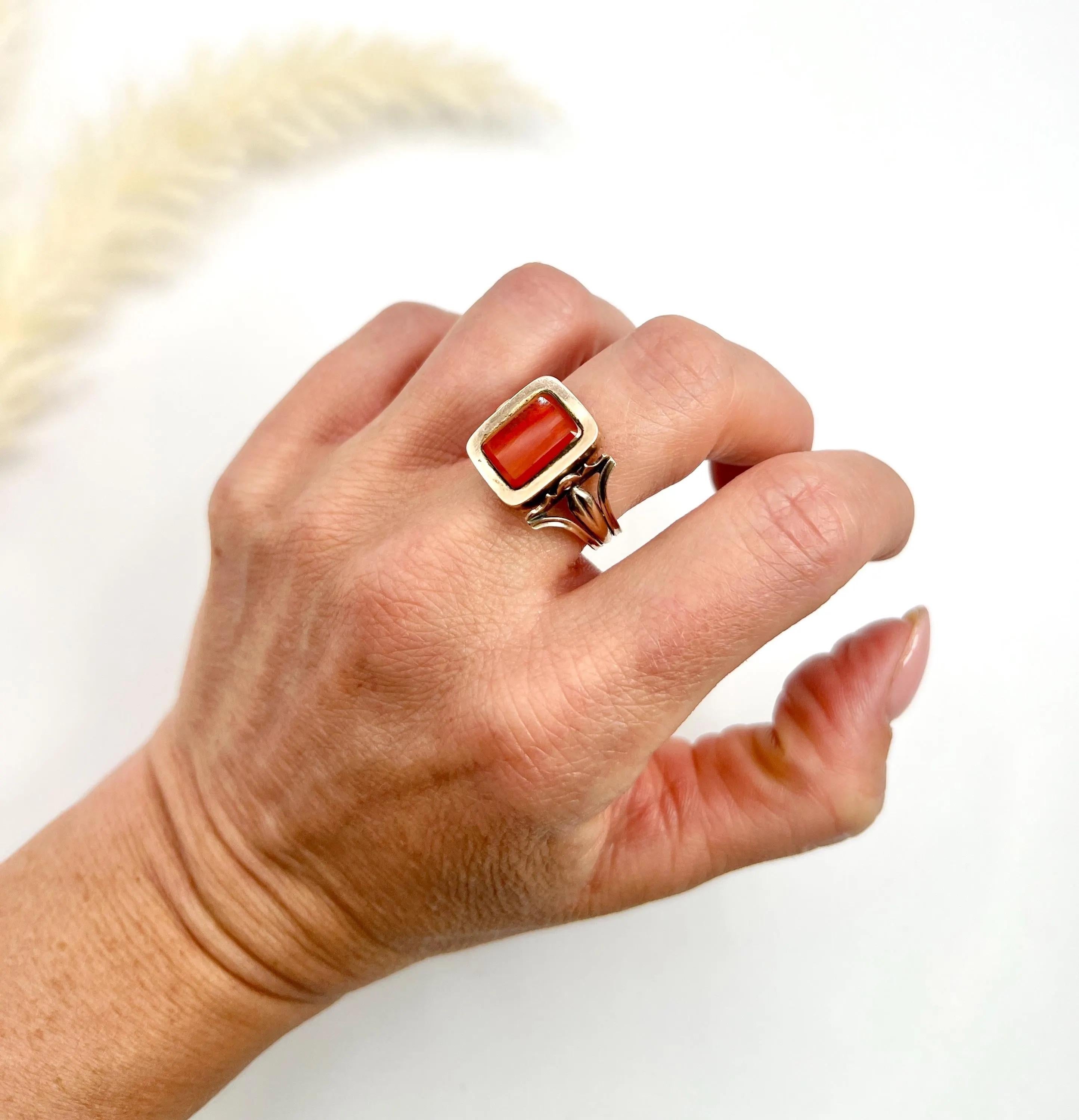 Antique 9ct Gold, Early Victorian Seed Pearl & Carnelian Spinner Memorial Ring en vente 1