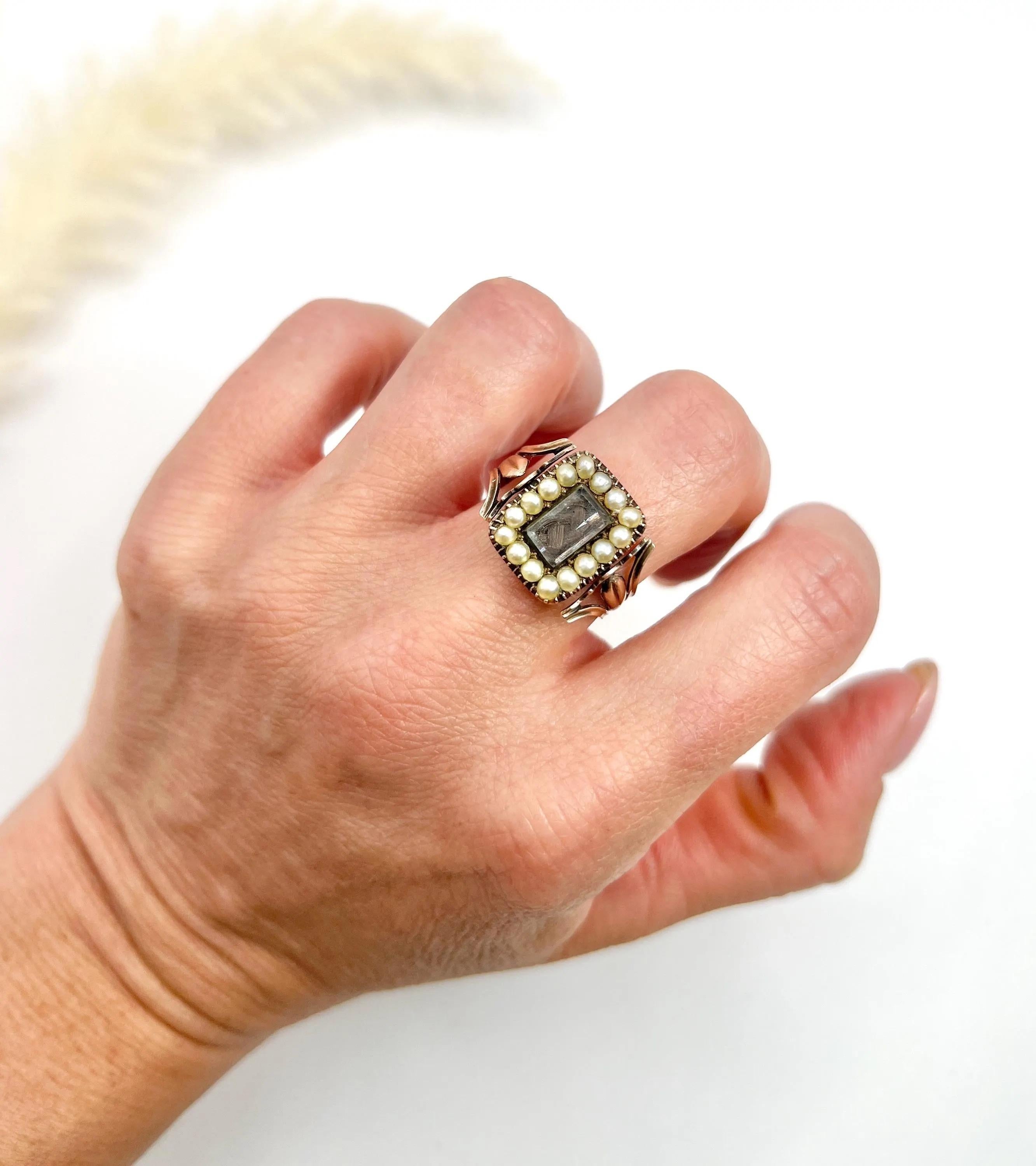 Antique 9ct Gold, Early Victorian Seed Pearl & Carnelian Spinner Memorial Ring en vente 2