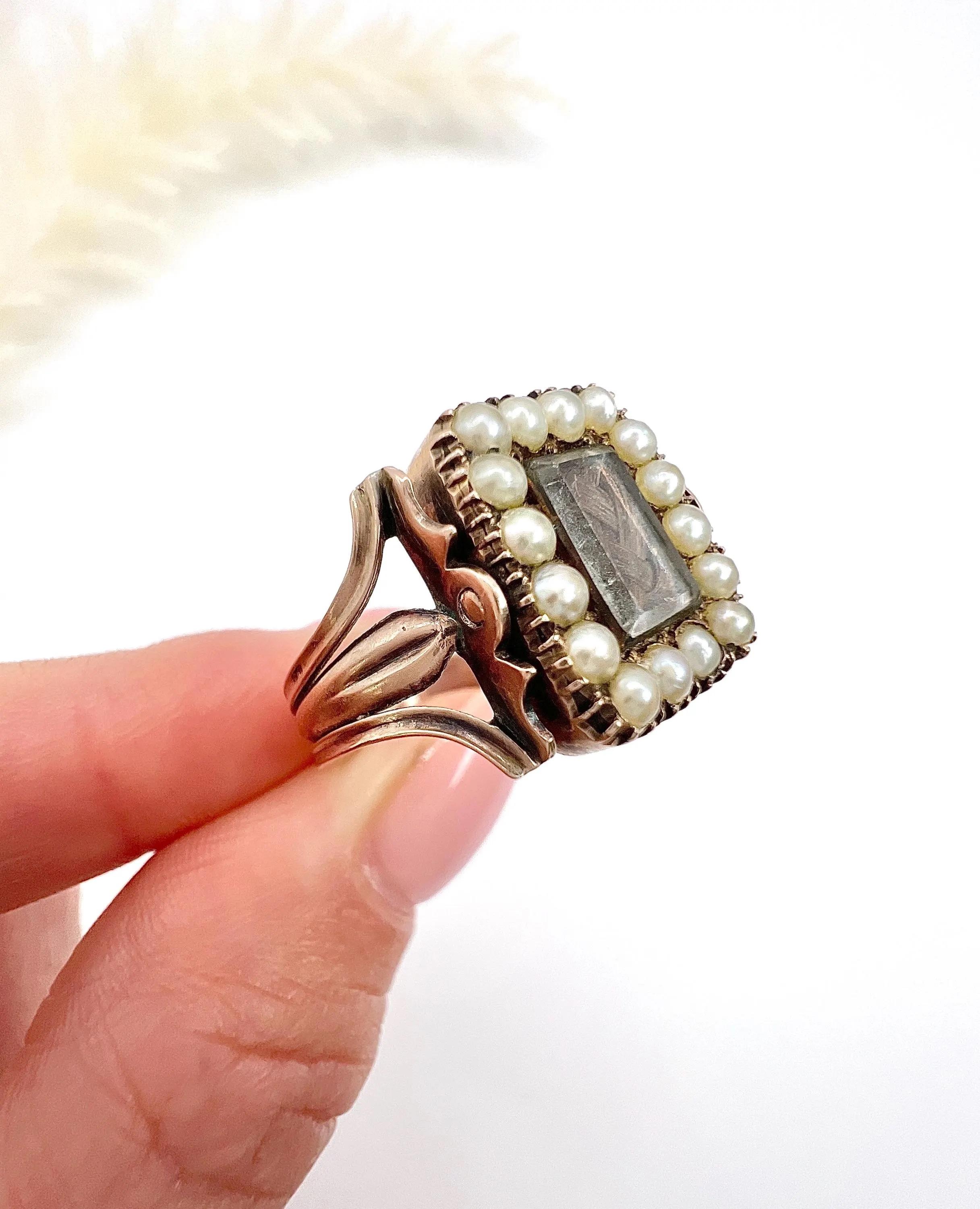Antique 9ct Gold, Early Victorian Seed Pearl & Carnelian Spinner Memorial Ring en vente 3