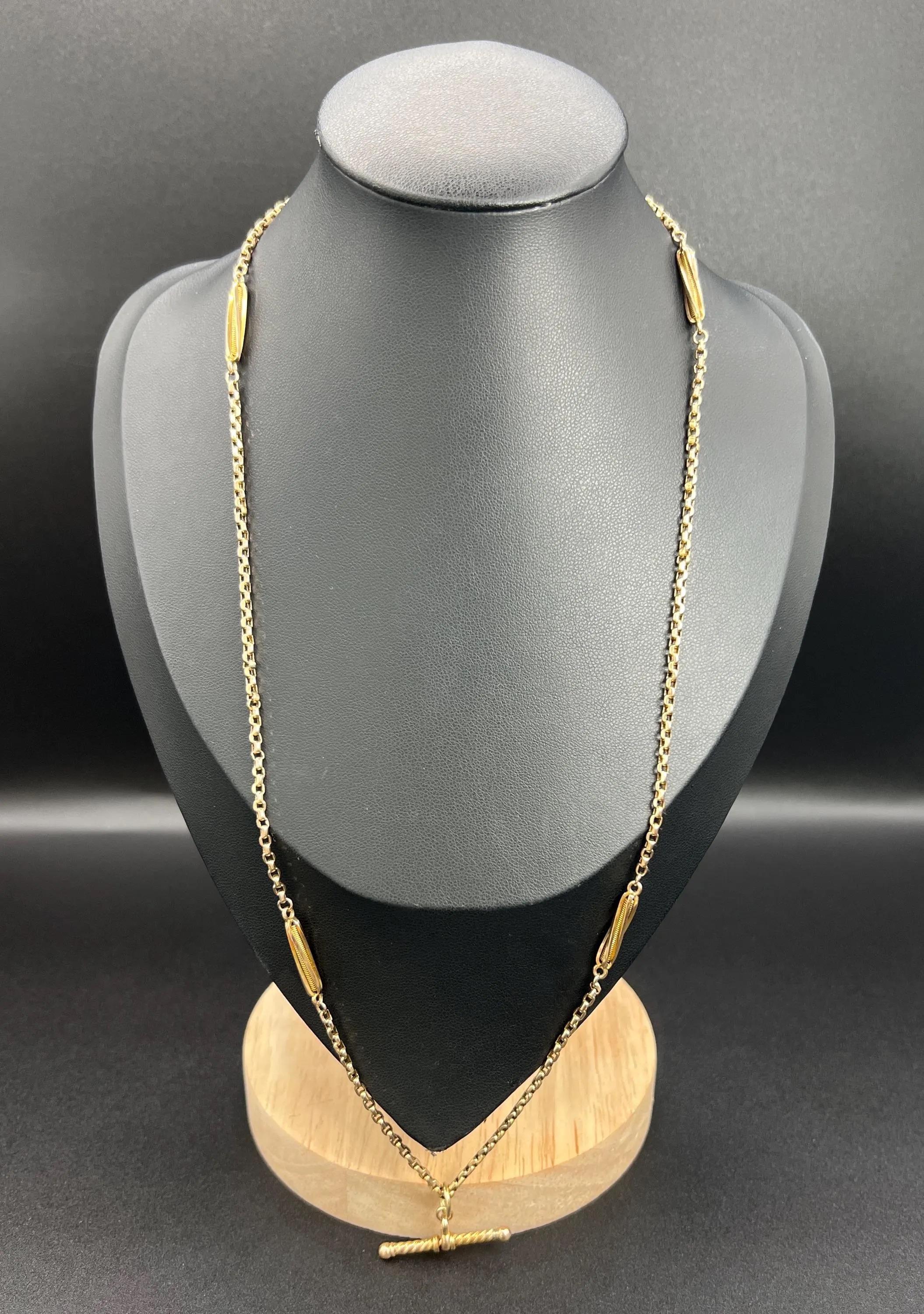 Catena Belcher antica con barra a T

Oro 9ct

Circa 1910

A.I.C. C. B. & C.. 

Ti presentiamo una splendida catena a maglie belcher in oro 9ct, una vera e propria incarnazione dell'eleganza vintage. Questo squisito pezzo è caratterizzato da