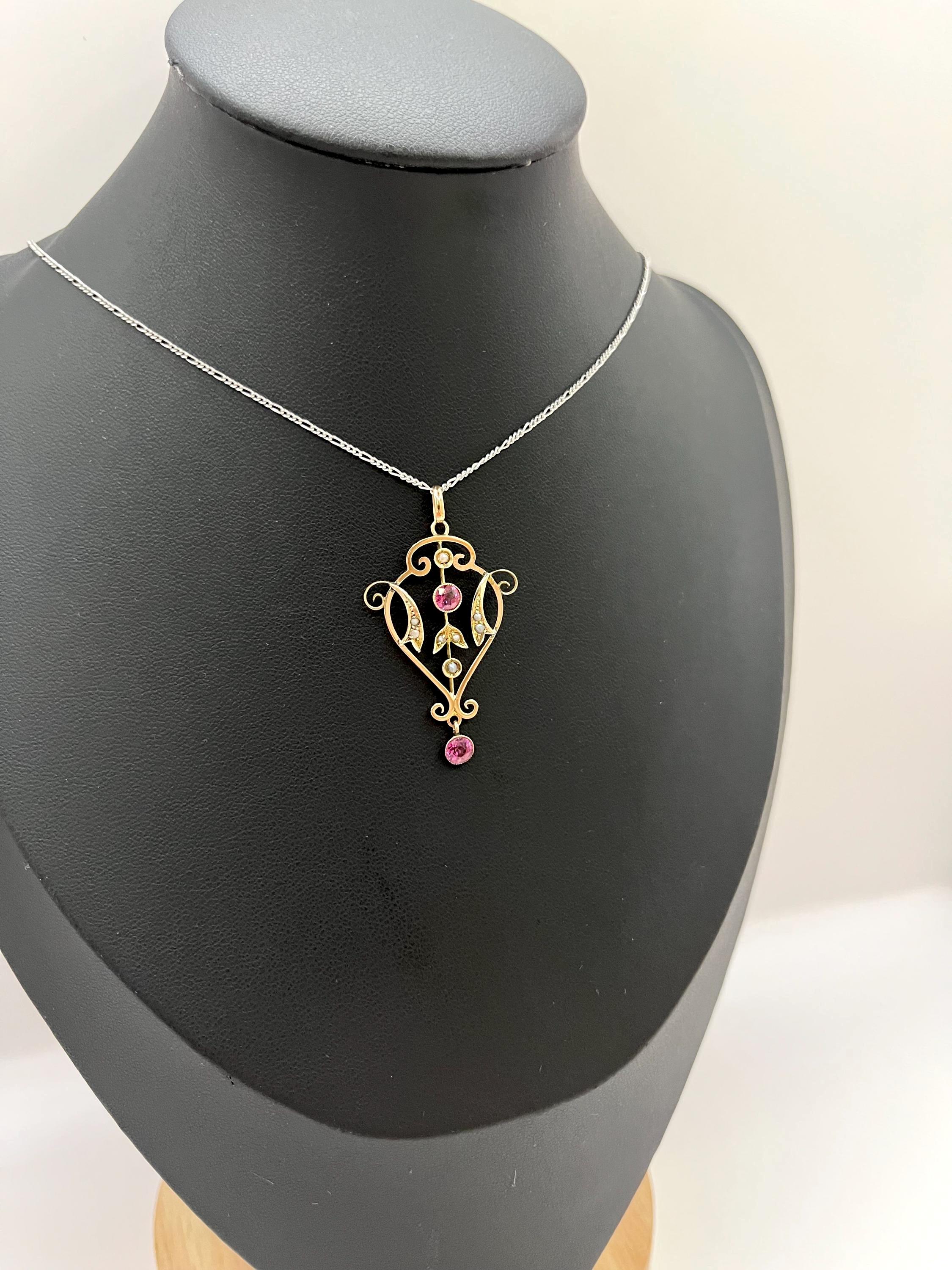 Ciondolo antico in granato almandino e perle 

Oro rosa 9ct 

Edwardiano, circa 1910

*La catena è venduta separatamente 

Un ciondolo finemente lavorato in oro rosa dolcemente patinato, risalente all'epoca edoardiana. Il design traforato presenta