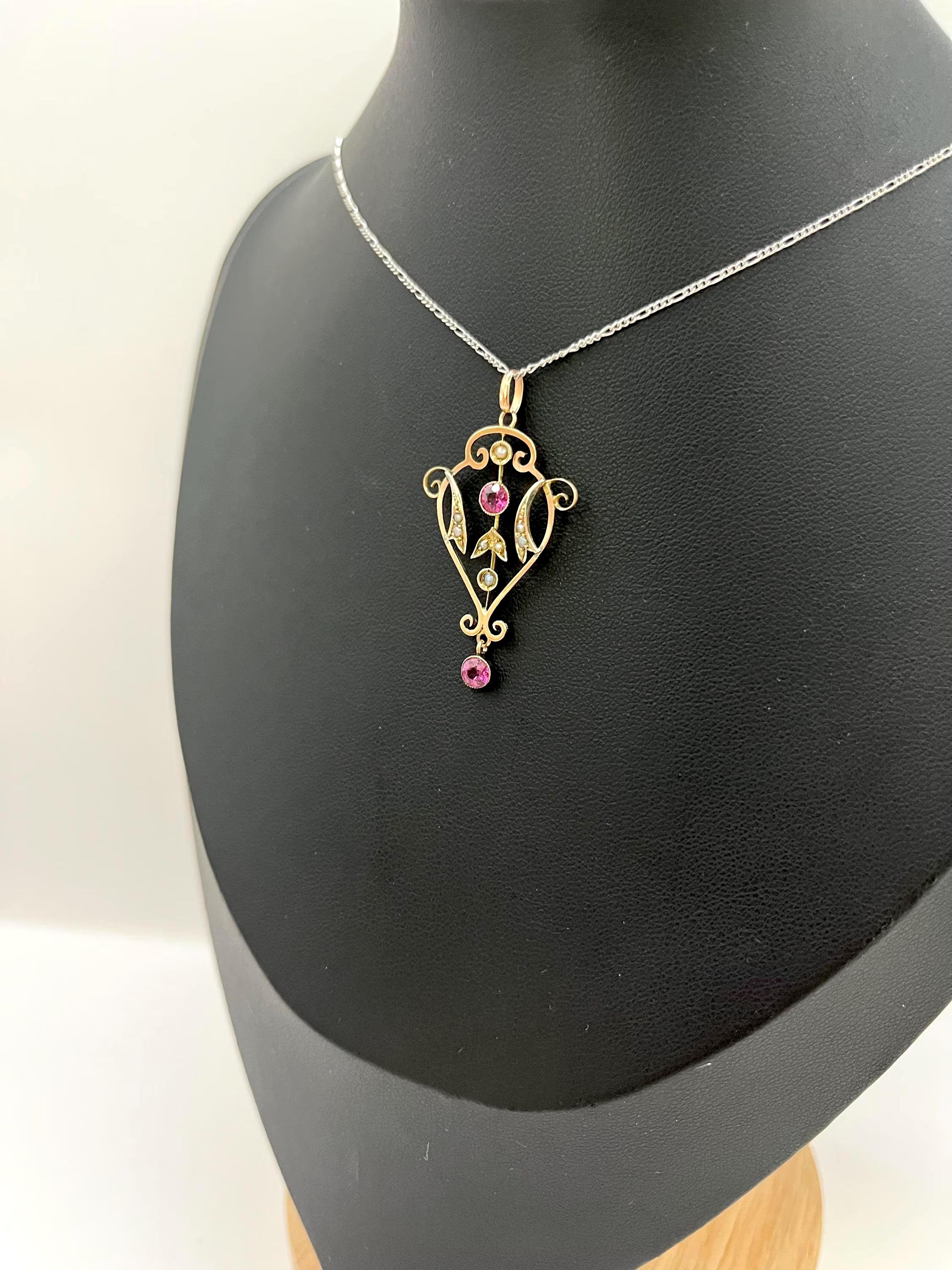 Edoardiano Antico ciondolo in oro 9ct, granato almandino e perle di Edwardi, CIRCA 1910 in vendita