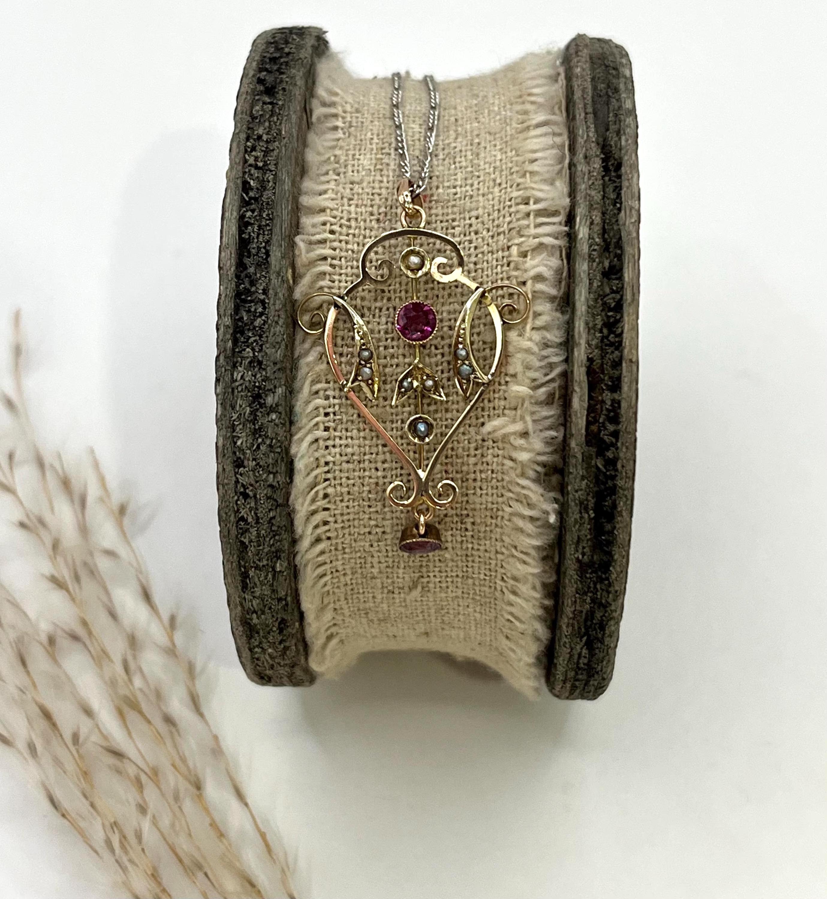Antico ciondolo in oro 9ct, granato almandino e perle di Edwardi, CIRCA 1910 In condizioni buone in vendita a Brighton, GB