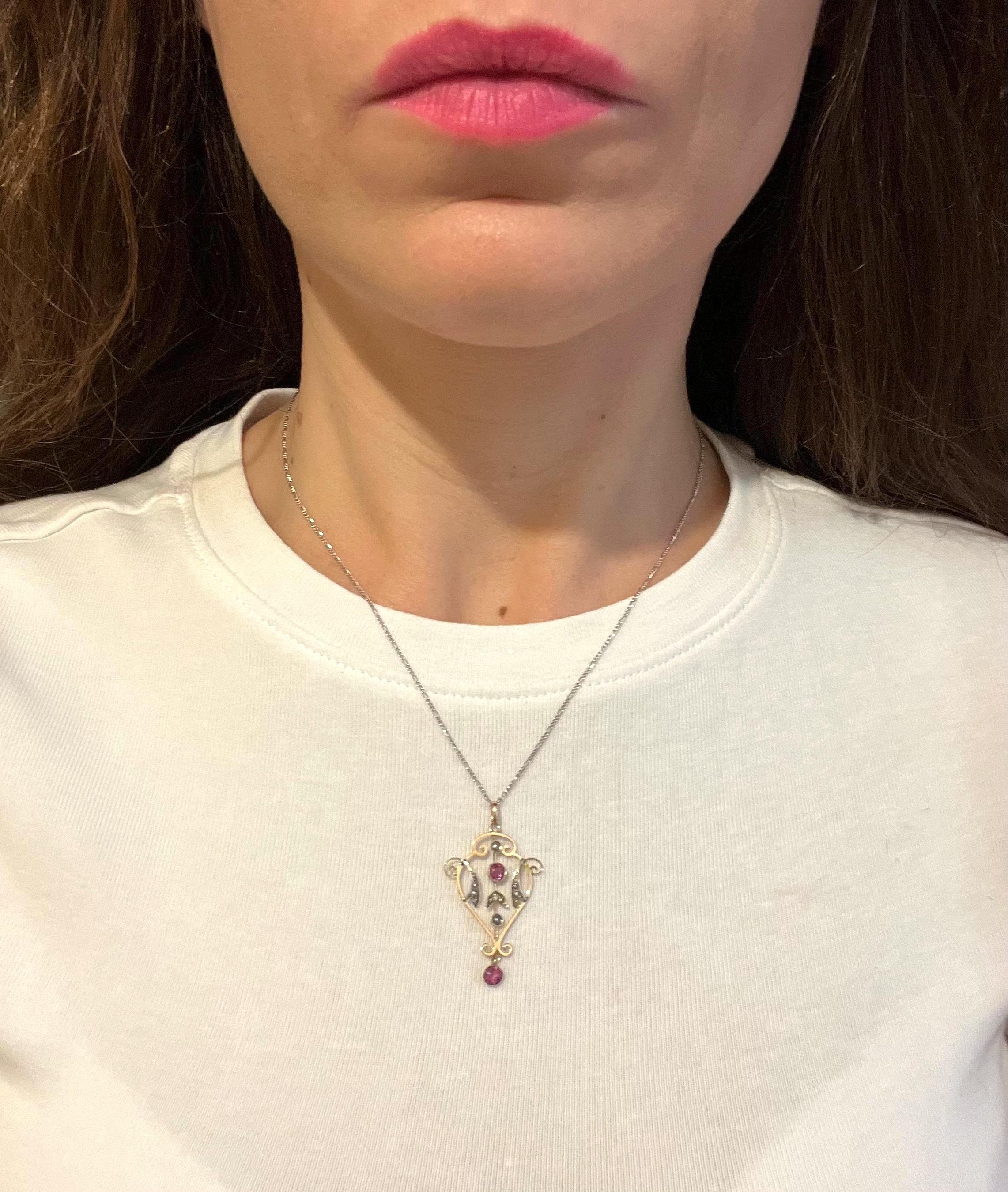Antico ciondolo in oro 9ct, granato almandino e perle di Edwardi, CIRCA 1910 in vendita 1
