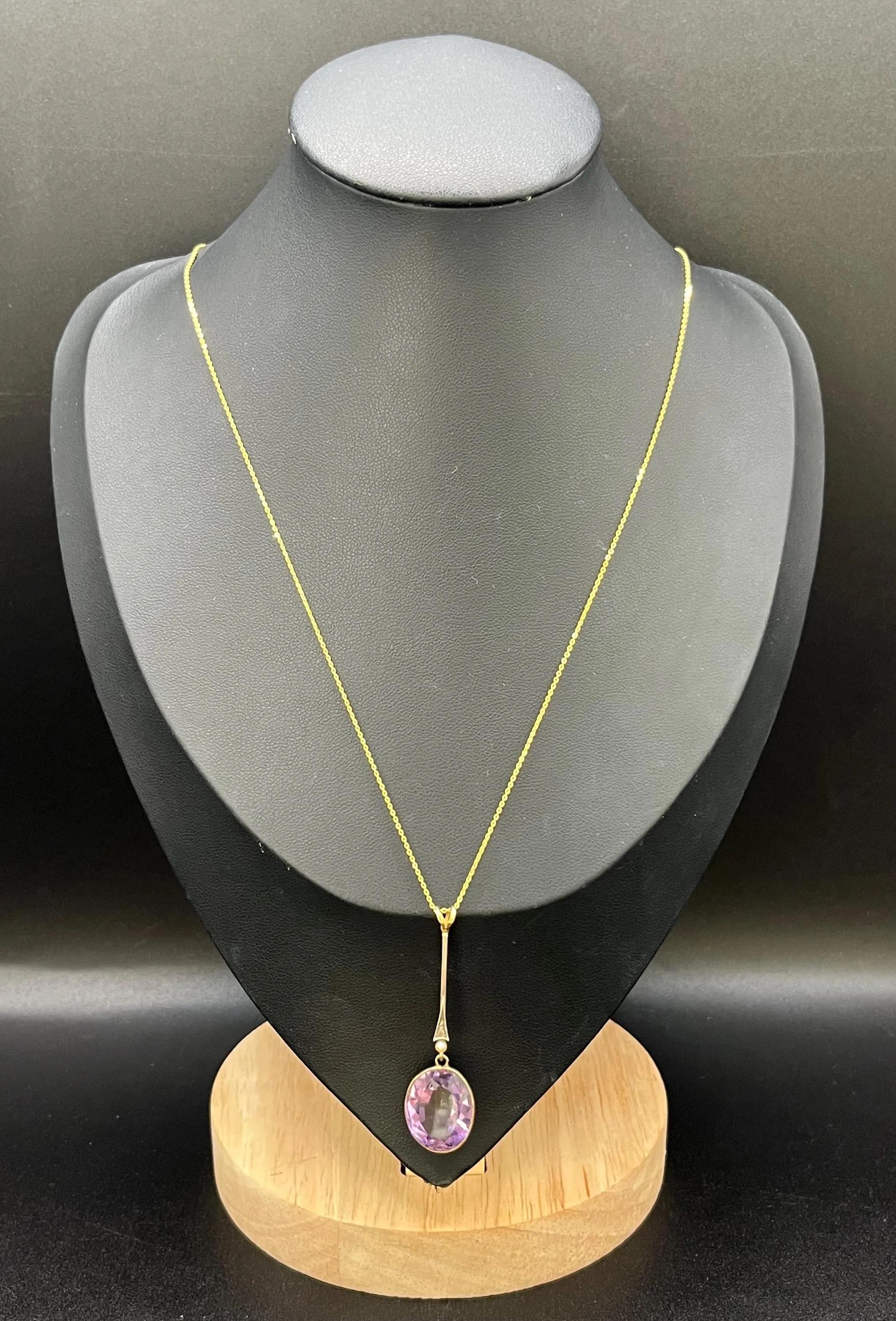 Collar Antiguo de Amatista, Perla y Diamante Rosa 

Oro de 9 ct

Alrededor de 1910 

Delicado colgante eduardiano en oro de 9 ct, engastado con una sola perla en bruto y un diamante talla rosa. La esbelta barra conduce a un suave engaste ovalado,