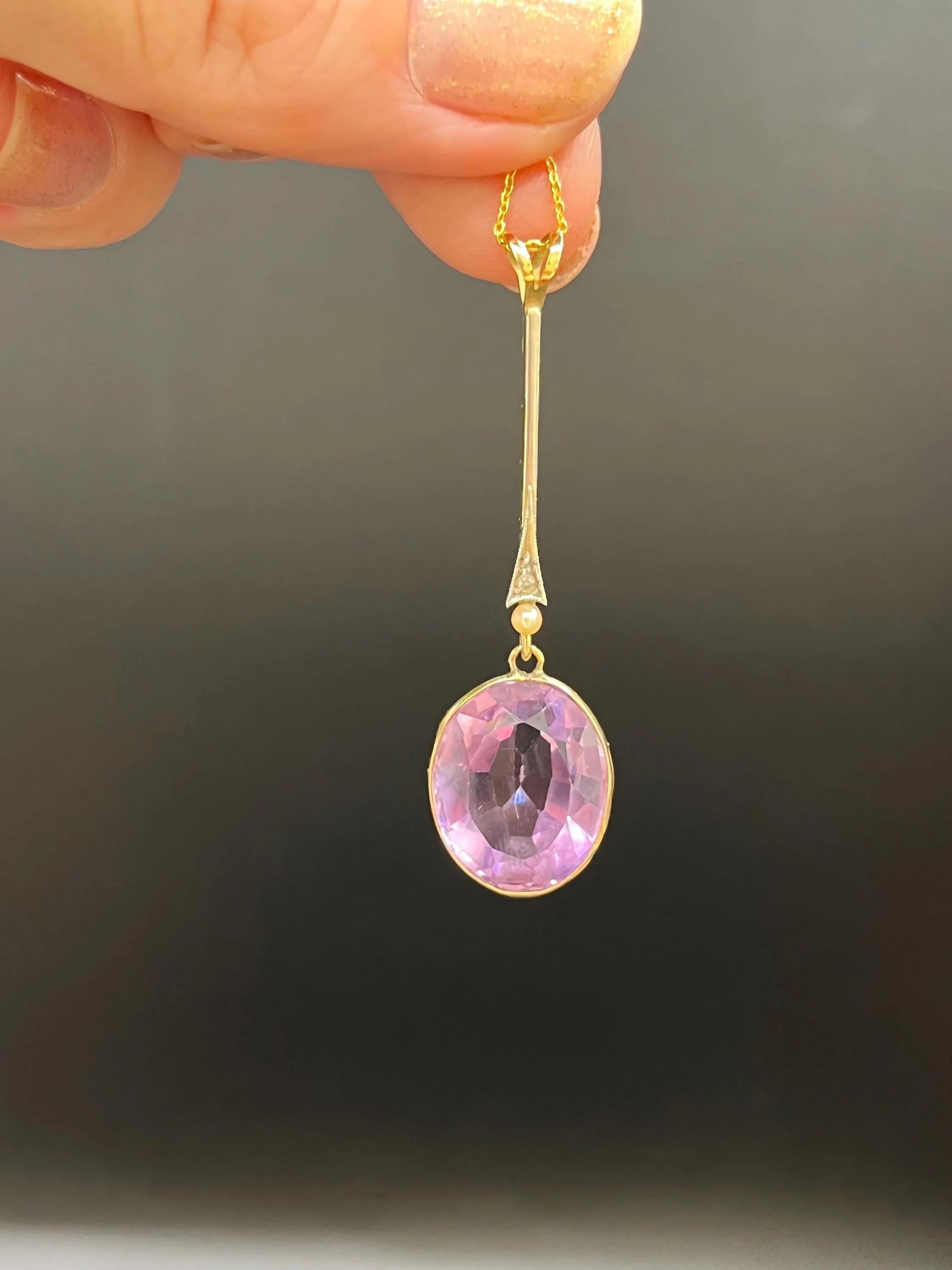 Femenino o masculino Antiguo colgante eduardiano de oro de 9 ct con amatista, perla y diamante rosa Circa 1910 en venta