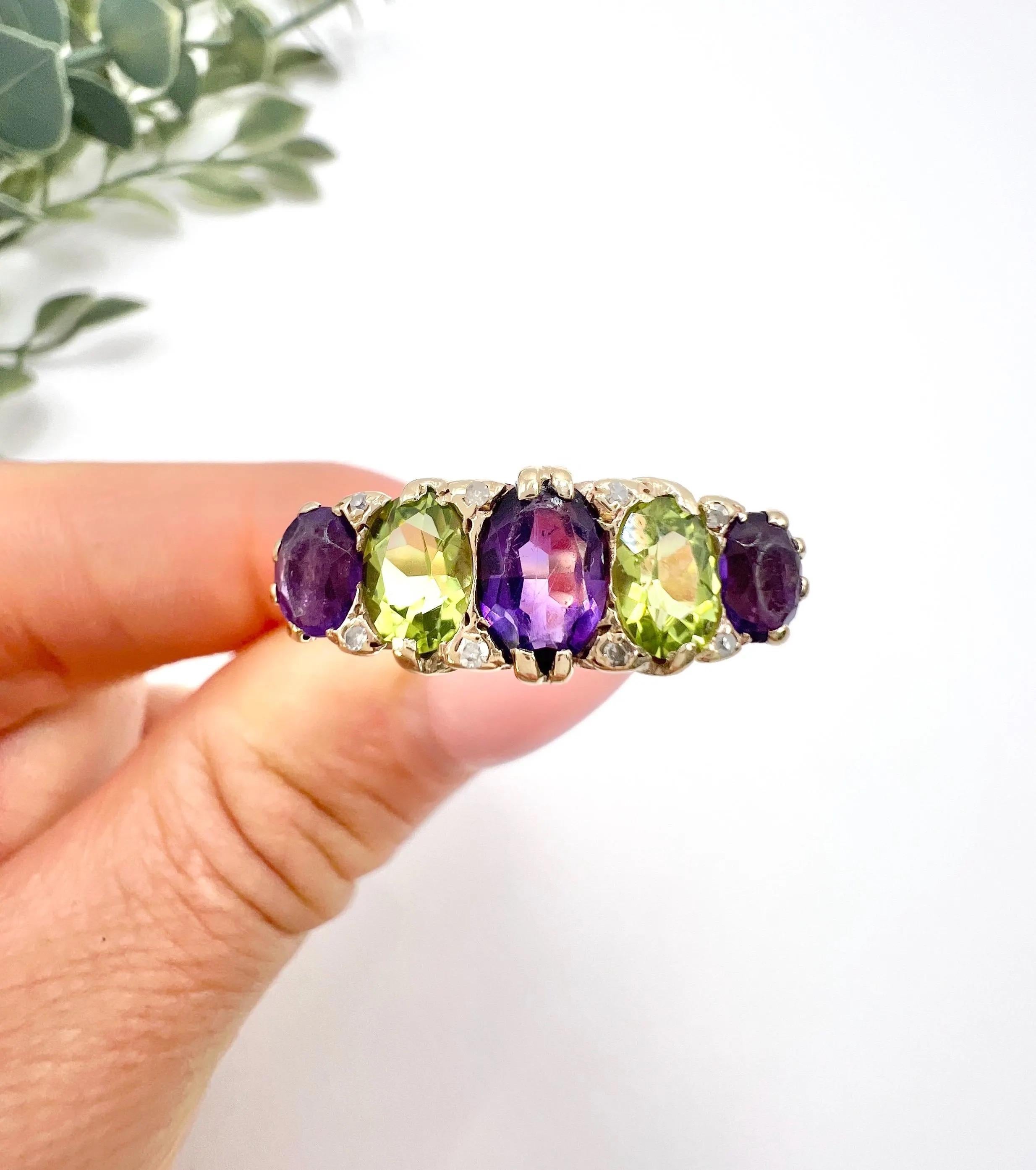 Antique 9ct Gold, Edwardian Amethyst, Peridot & Diamond Carved Suffragette Ring Bon état - En vente à Brighton, GB