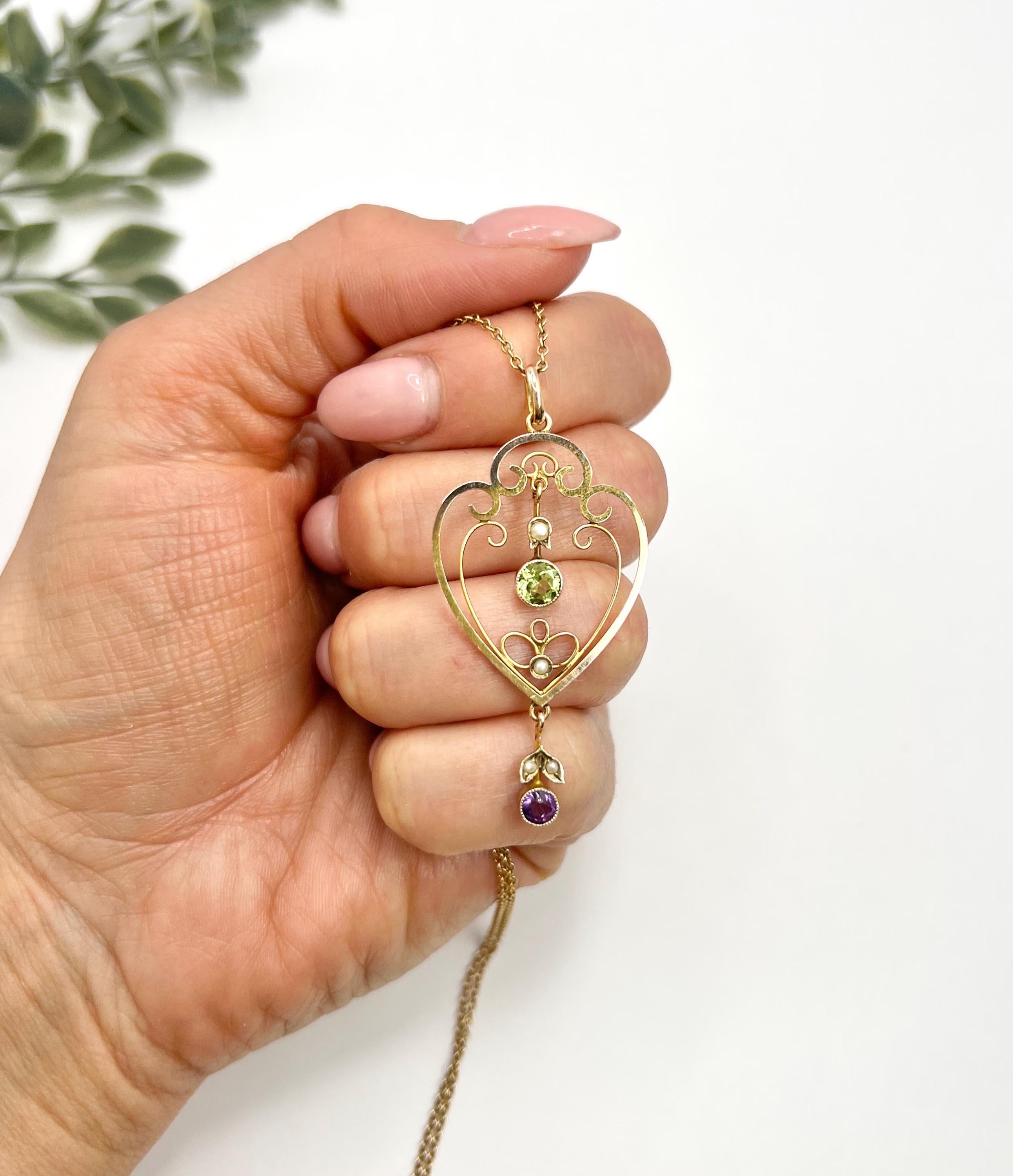 Taille ronde Antique 9ct Gold, Edwardian Amethyst, Peridot & Seed Pearl Suffragette Pendant en vente