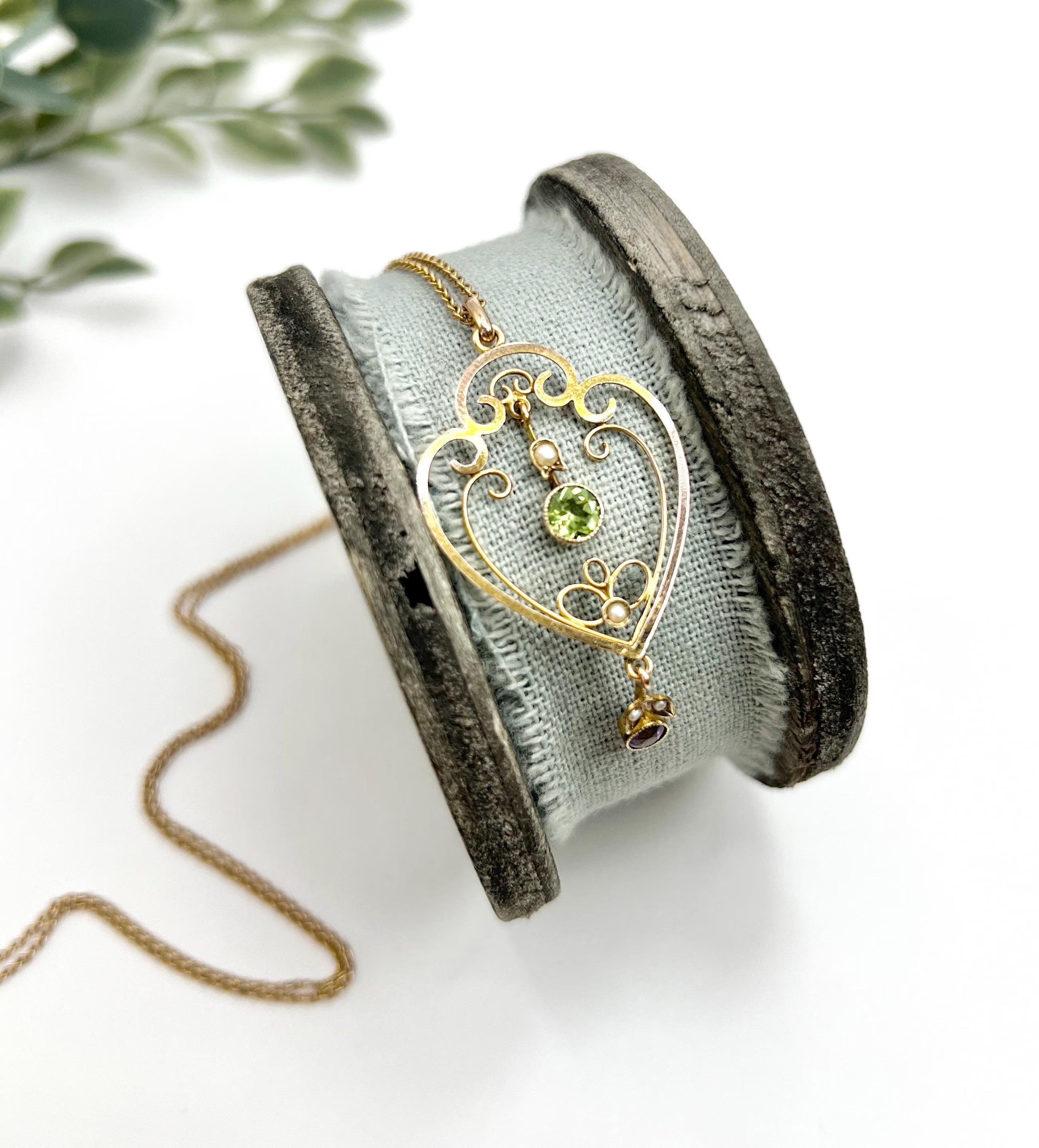 Antique 9ct Gold, Edwardian Amethyst, Peridot & Seed Pearl Suffragette Pendant en vente 2