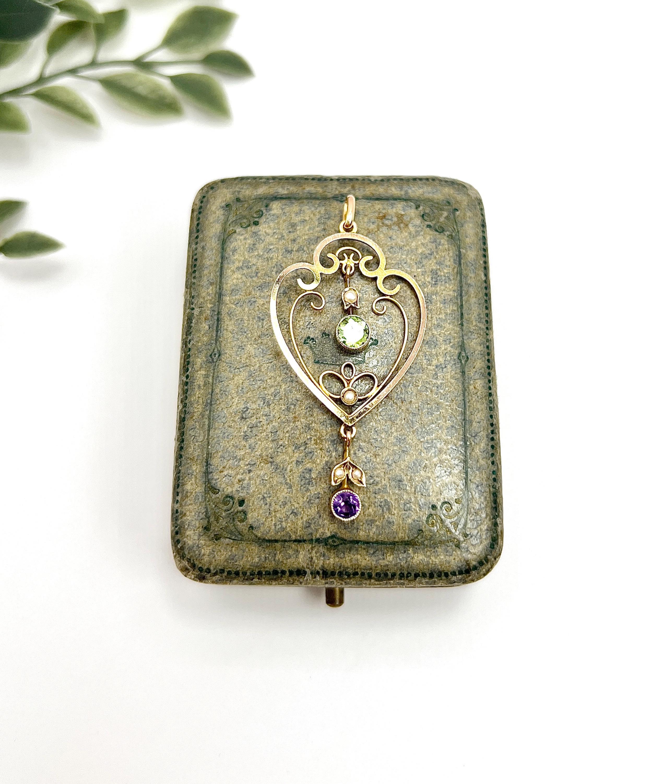 Antique 9ct Gold, Edwardian Amethyst, Peridot & Seed Pearl Suffragette Pendant en vente 3