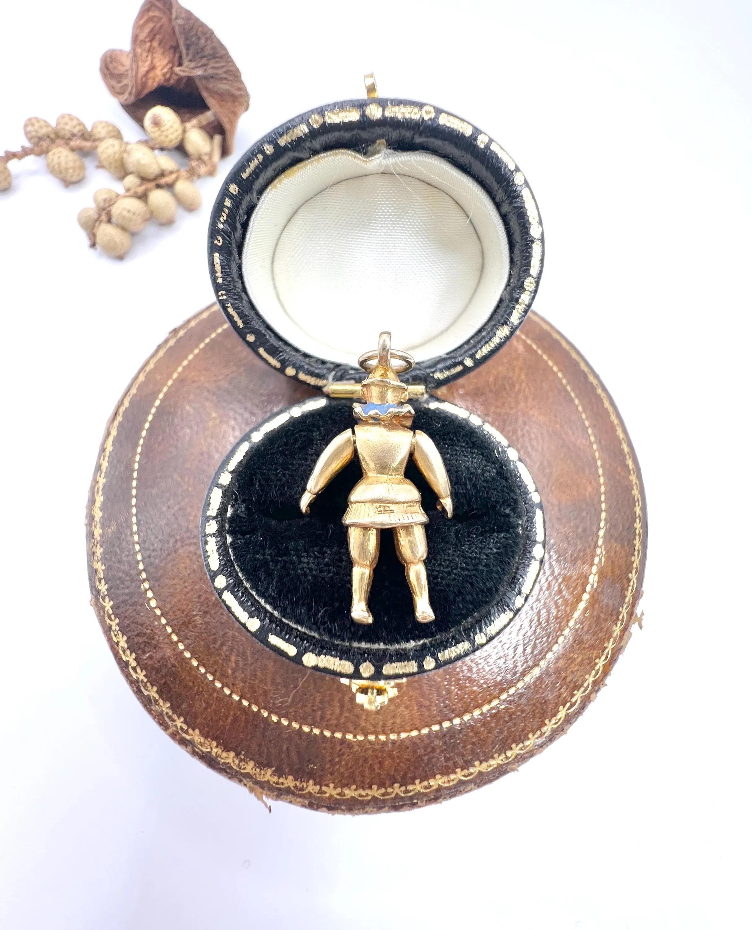 Charme Antiques

Oro 9ct stampato

Marchio Birmingham 1904

Lasciati incantare dal fascino di questo squisito ciondolo in oro 9ct da clown/giullare edoardiano, una miscela perfetta di stravaganza ed eleganza. Realizzata con una meticolosa maestria,