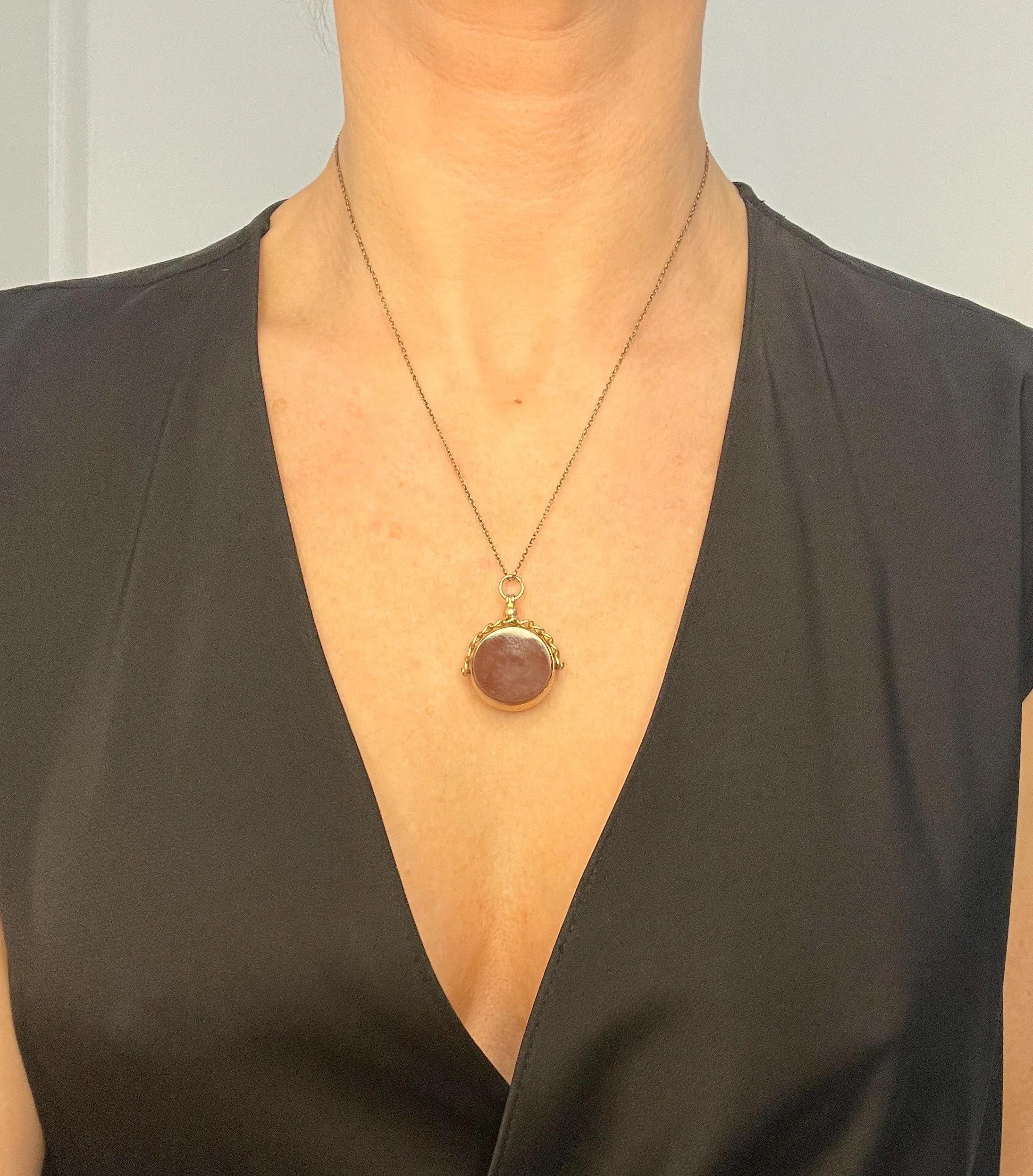 Porta sigillo antico

Oro 9ct

Marchio Birmingham 1915

* LA CATENA È VENDUTA SEPARATAMENTE 

Ti presentiamo uno splendido bracciale con sigillo in oro 9ct che mostra con eleganza due superfici lisce e rotonde di corniola che ruotano con un tocco