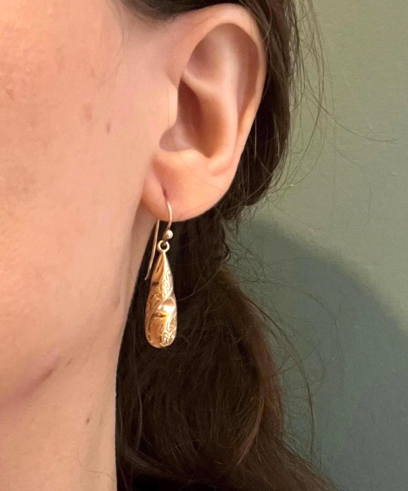 Pendientes de gota grabados en forma de lágrima antiguos 

Oro de 9 ct 

Alrededor de 1920

Un refinado par de pendientes colgantes de principios del siglo XX, elaborados en cálido oro amarillo de 9 ct. Cada pendiente tiene un cuerpo en forma de