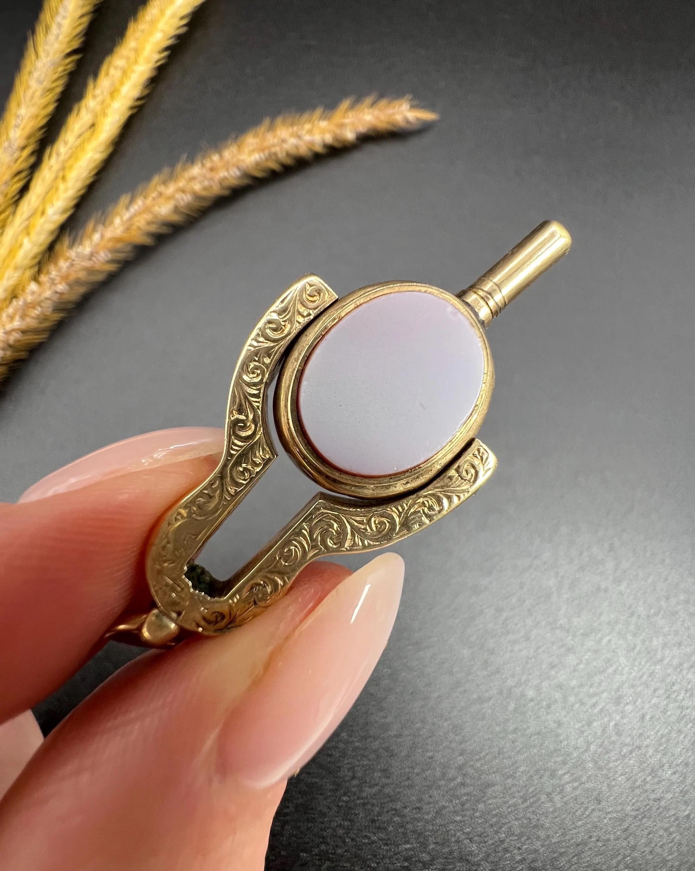 Porte-montre pivotante édouardienne ancienne en or 9 carats, sardonyx gravé et pierre de sang en vente 5