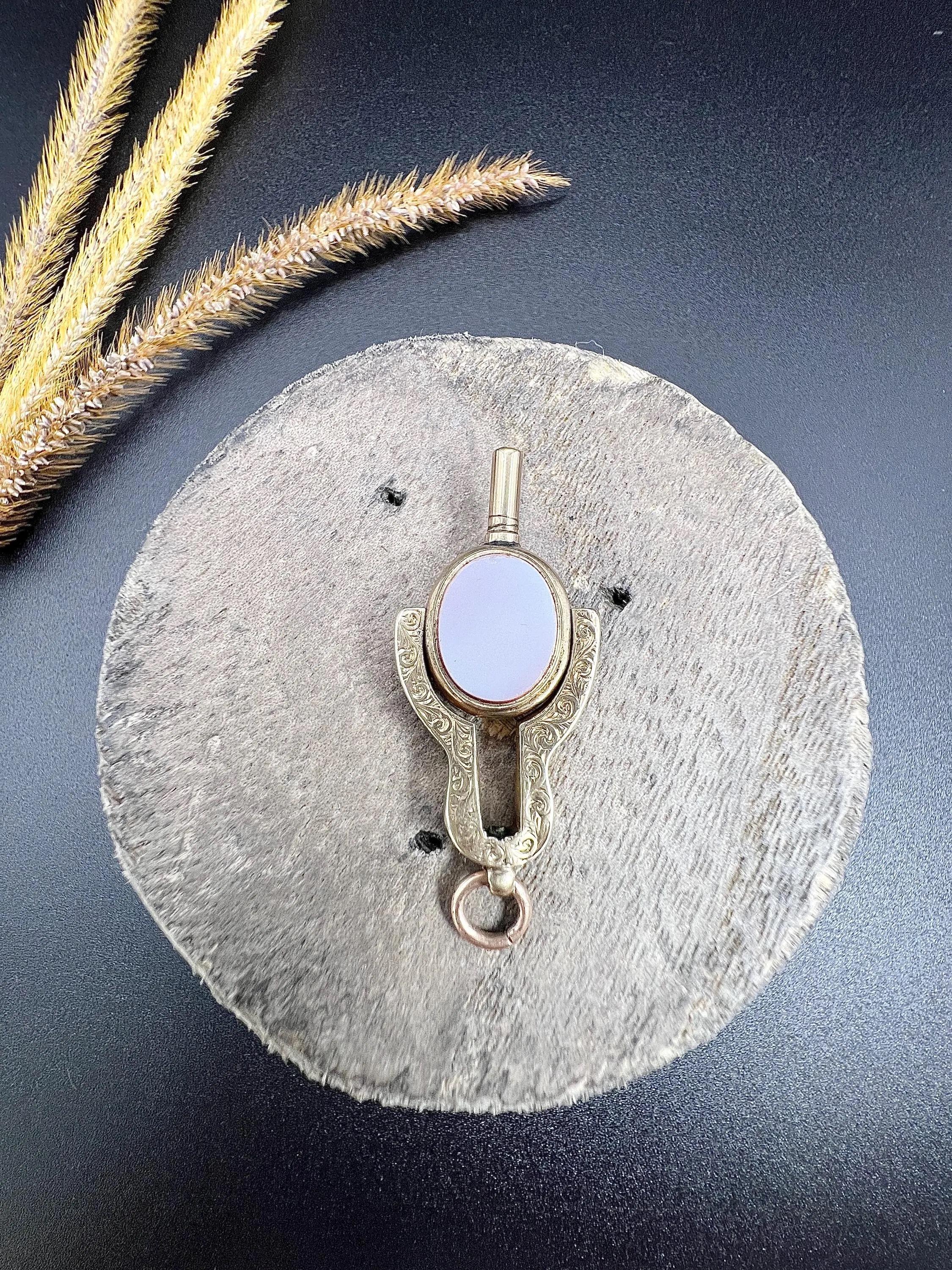 Porte-montre pivotante édouardienne ancienne en or 9 carats, sardonyx gravé et pierre de sang en vente 1