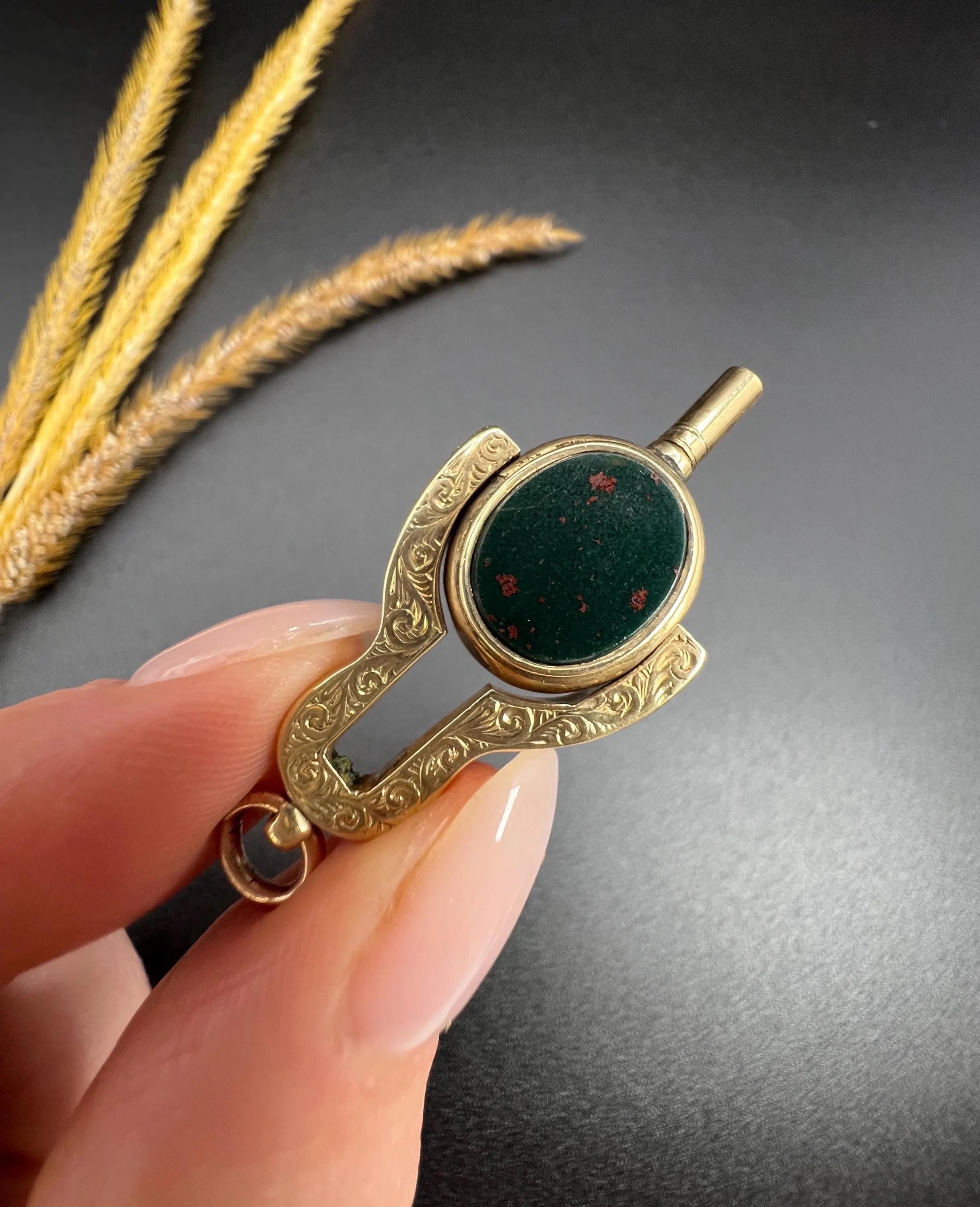 Porte-montre pivotante édouardienne ancienne en or 9 carats, sardonyx gravé et pierre de sang en vente 2