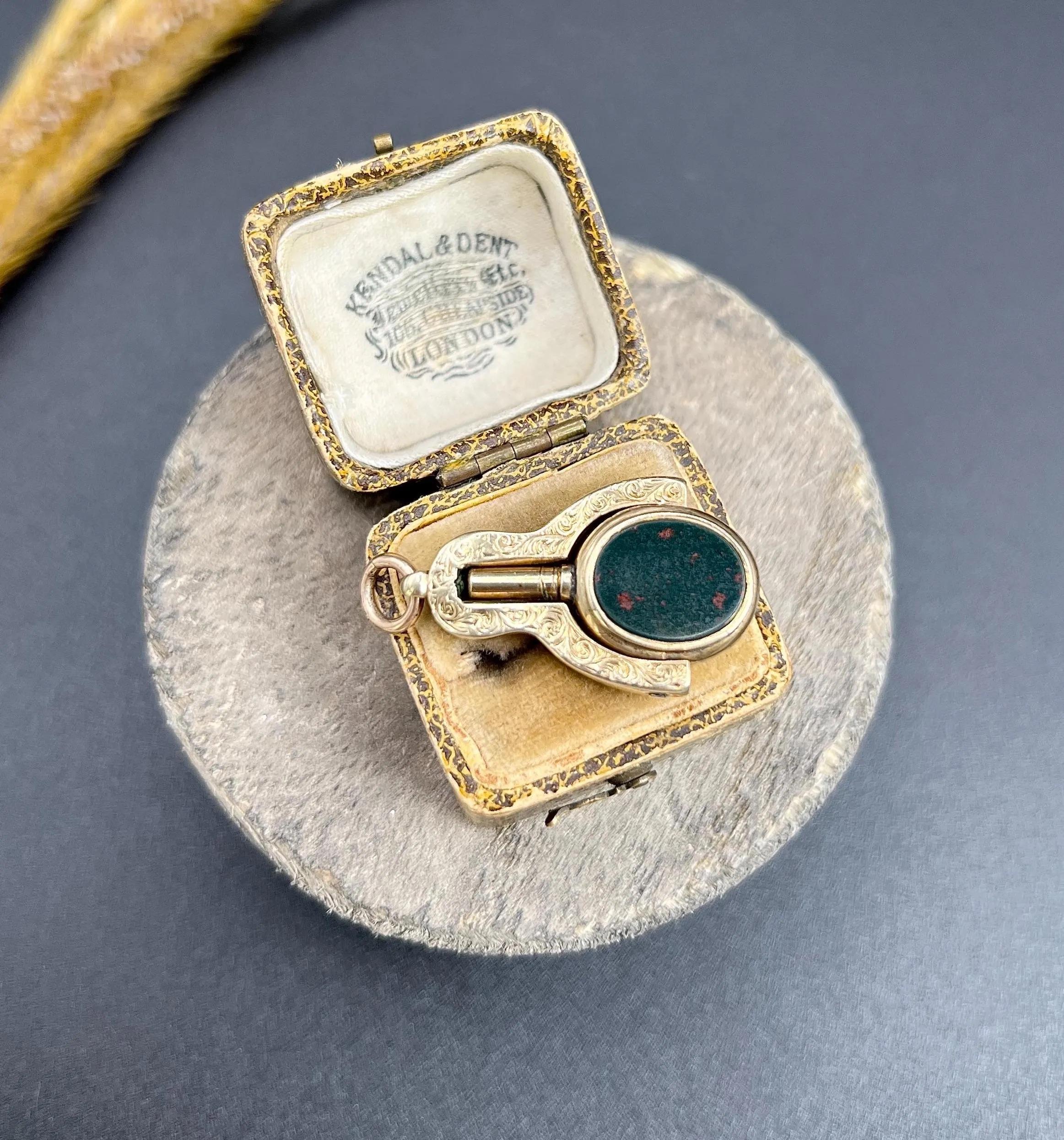 Porte-montre pivotante édouardienne ancienne en or 9 carats, sardonyx gravé et pierre de sang en vente 3