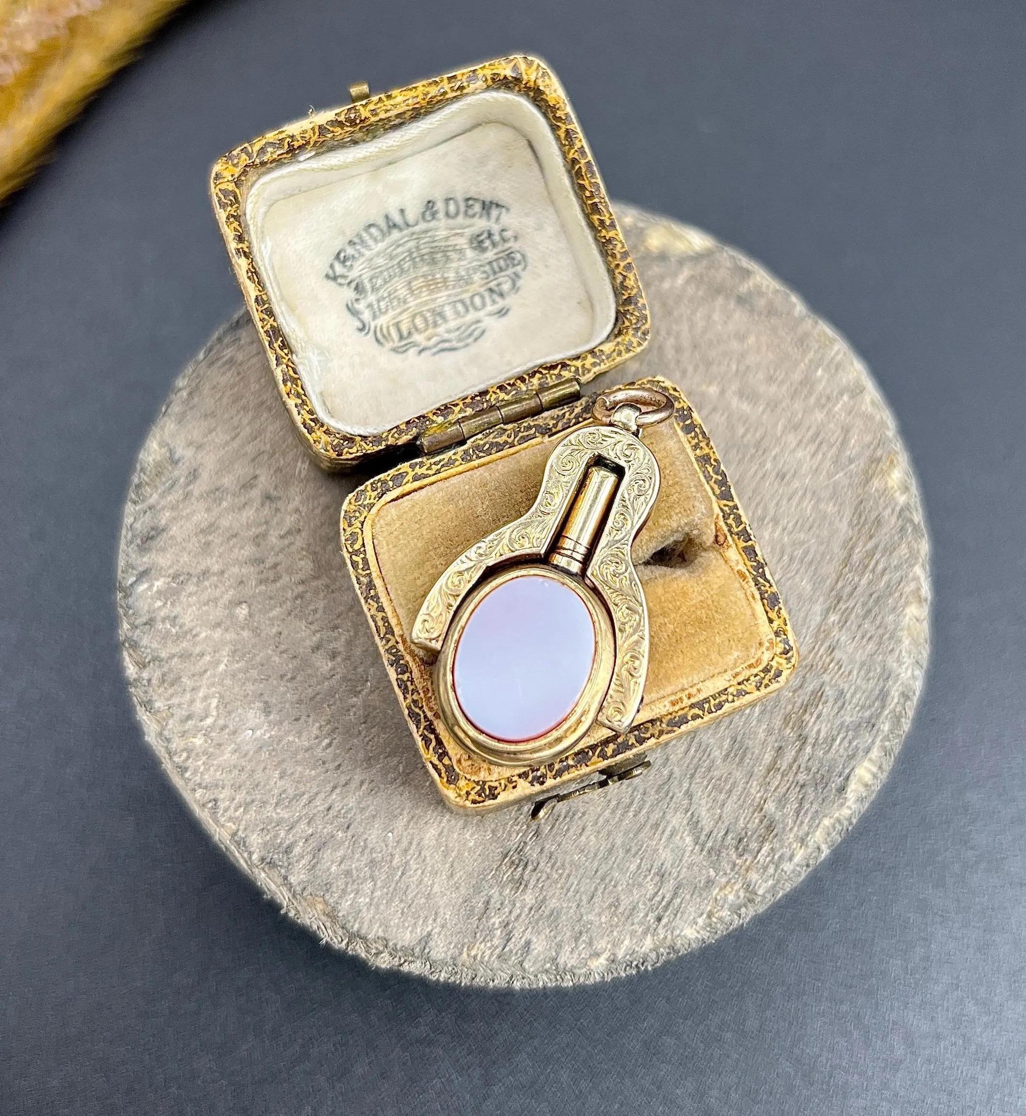 Porte-montre pivotante édouardienne ancienne en or 9 carats, sardonyx gravé et pierre de sang en vente 4