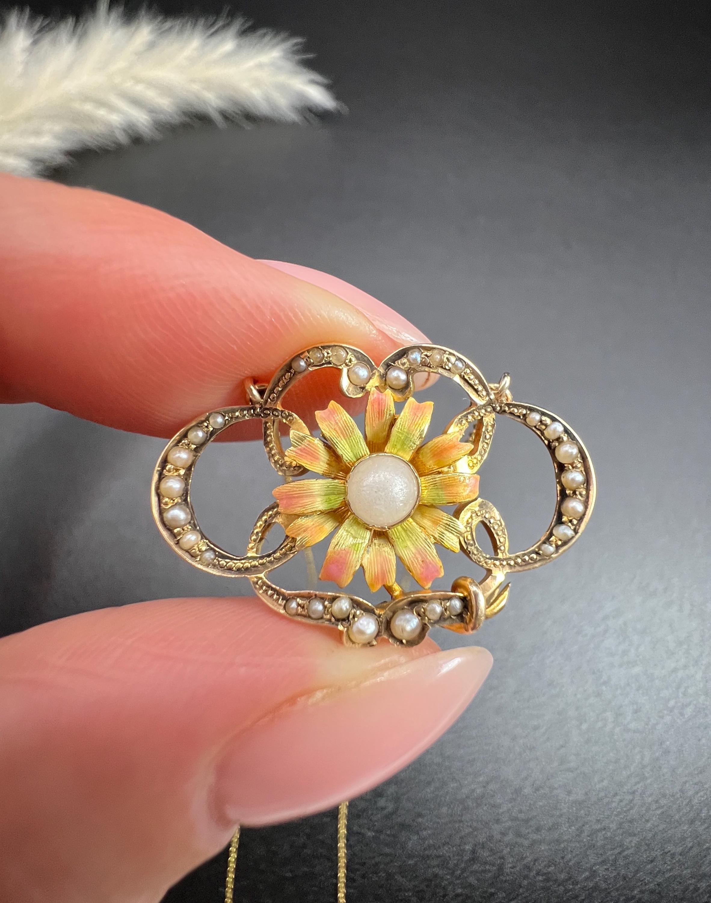 Antique Floral Necklace

9ct Yellow Gold Tested

Circa 1910s

Step back into the elegance of the Edwardian era with this stunning pendant necklace. Crafted from 9ct gold, this exquisite piece features a beautifully adorned enamel sunflower,