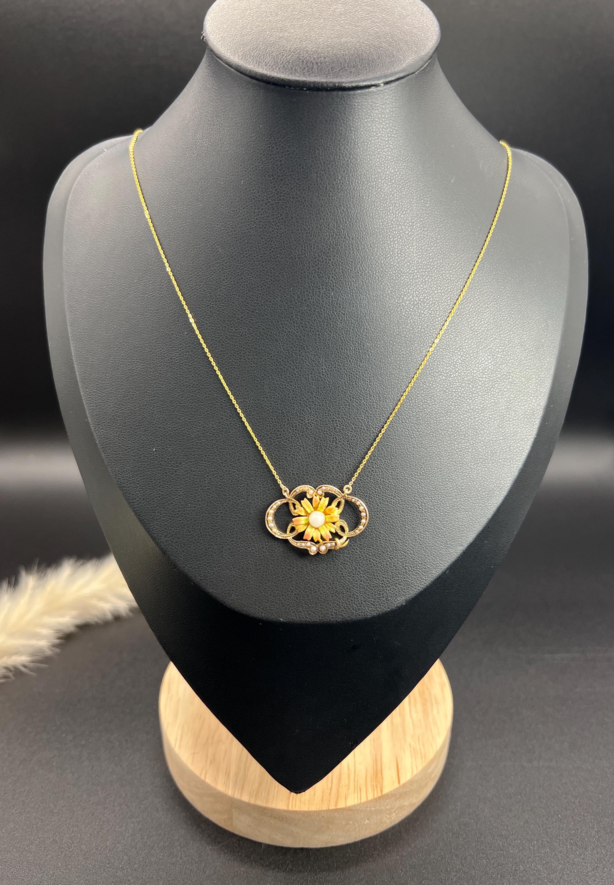 Antique 9ct Gold Edwardian era Enamel & Pearl Sunflower Floral Pendant Necklace In Good Condition For Sale In Brighton, GB