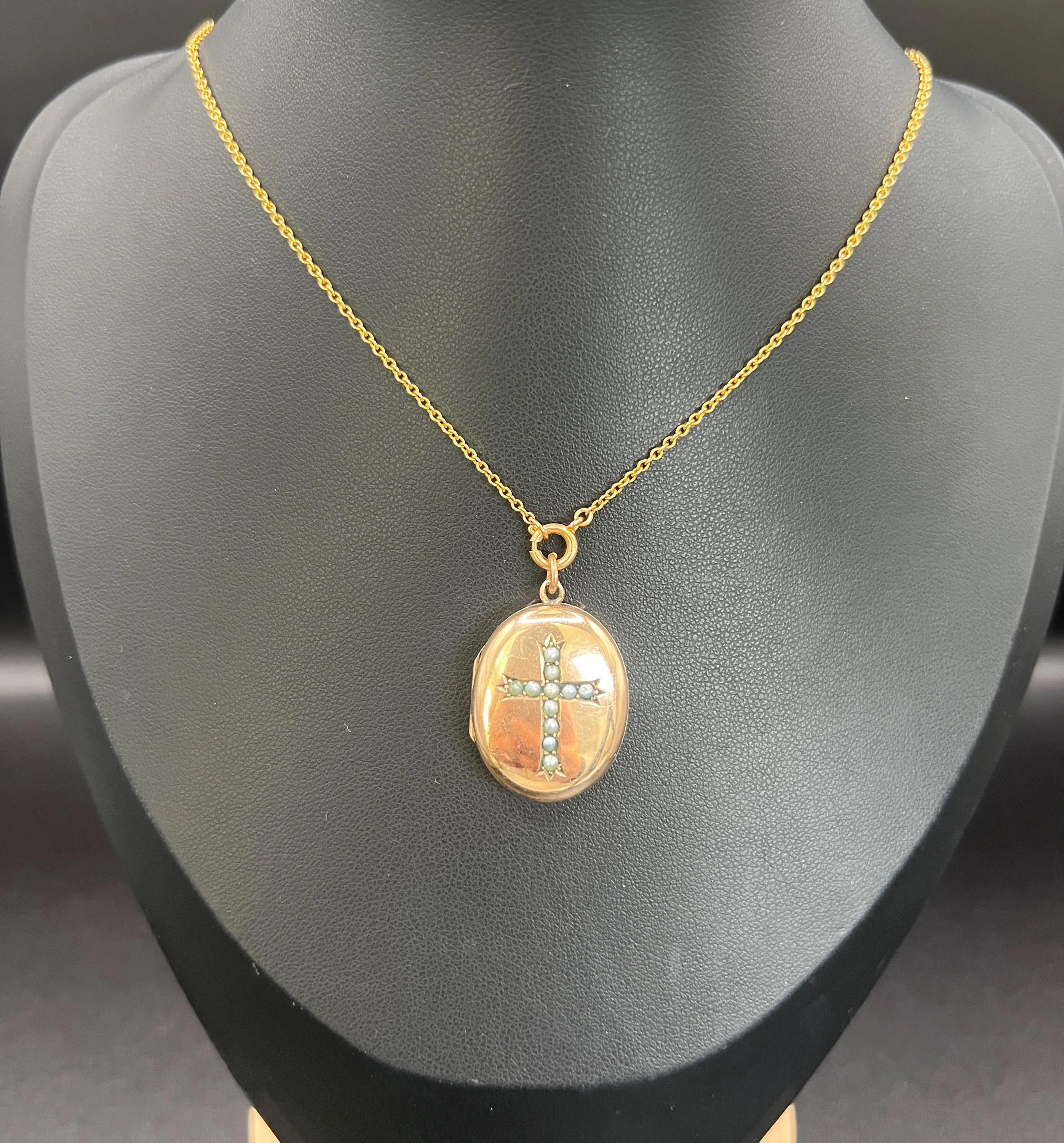 Antique 9ct Gold, Edwardian era Seed Pearl Cross Oval Shaped Locket In Good Condition For Sale In Brighton, GB