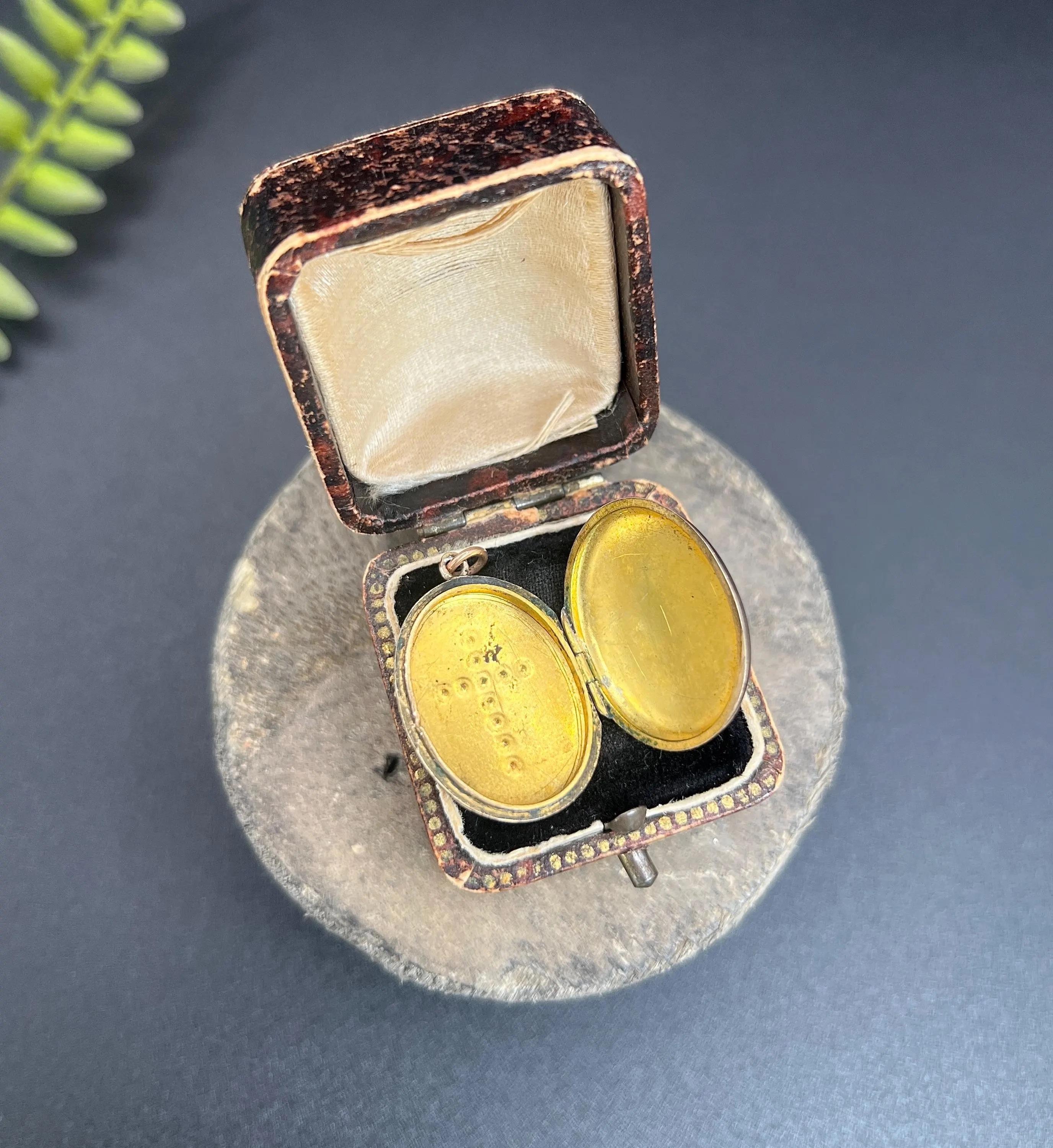 Women's or Men's Antique 9ct Gold, Edwardian era Seed Pearl Cross Oval Shaped Locket For Sale