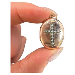 Antiguo medallón ovalado con cruz de perlas de la época eduardiana en oro de 9 ct