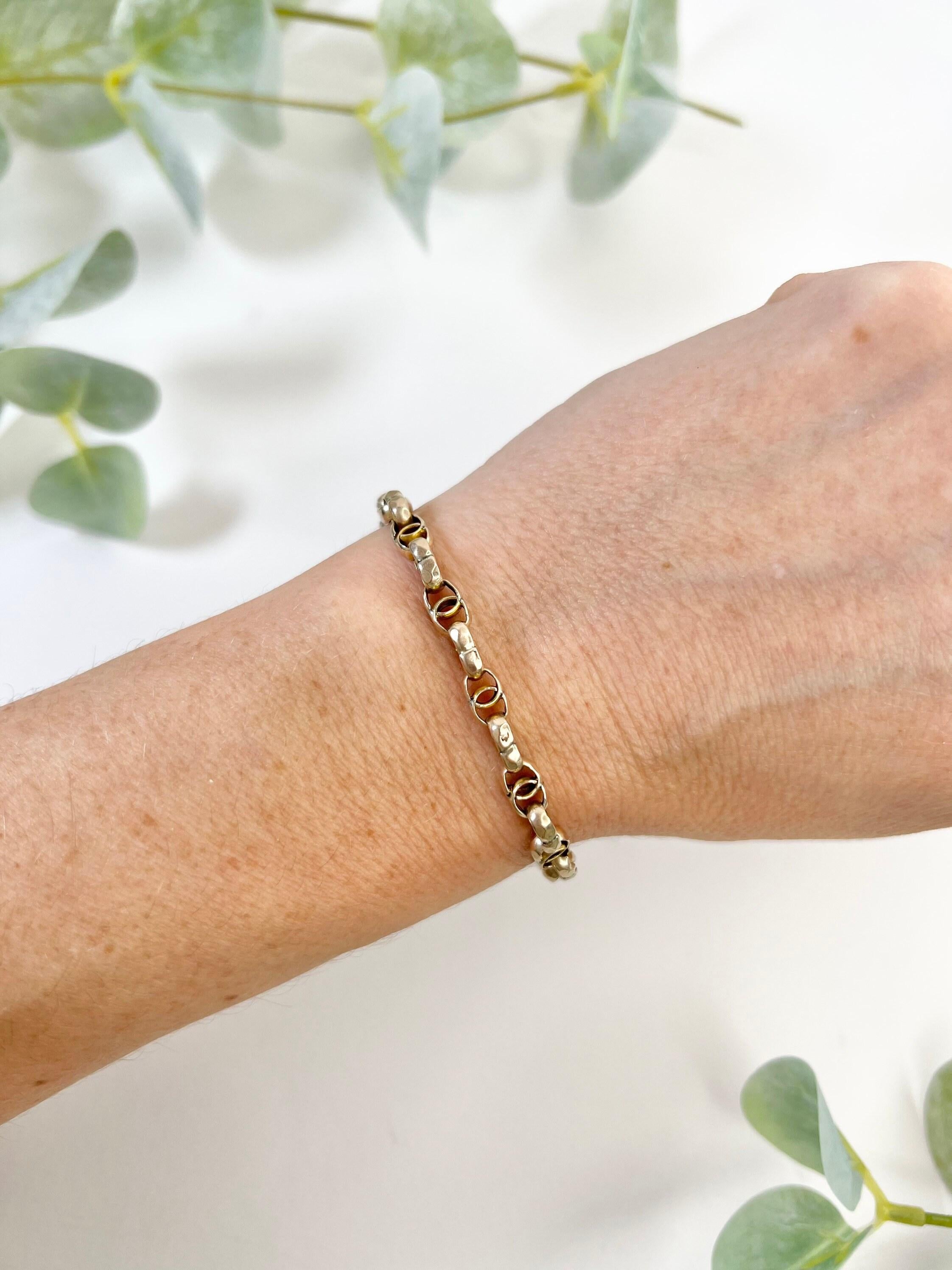 Antikes Goldarmband 

9ct Rose Gold Geprüft

CIRCA 1900

Schönes, edwardianisches Armband aus hellem Roségold. Wunderschöne, facettierte Doppelglieder mit Drehverschluss. 

Maßnahmen ca. Länge 7 3/4, Zoll & Breite 4.6mm

Gewicht 6,7 g

Alle unsere