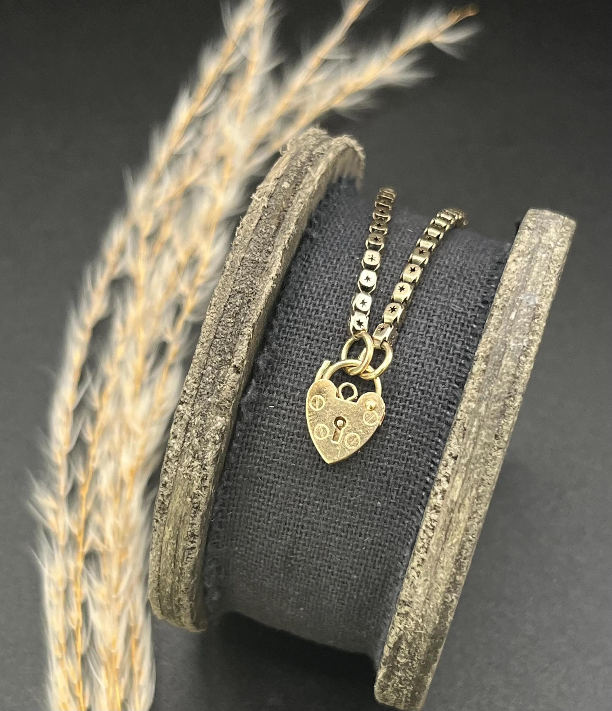 Antique 9ct Gold, Edwardian Fancy Fancy Box Link Bracelet with Heart Padlock For Sale 4