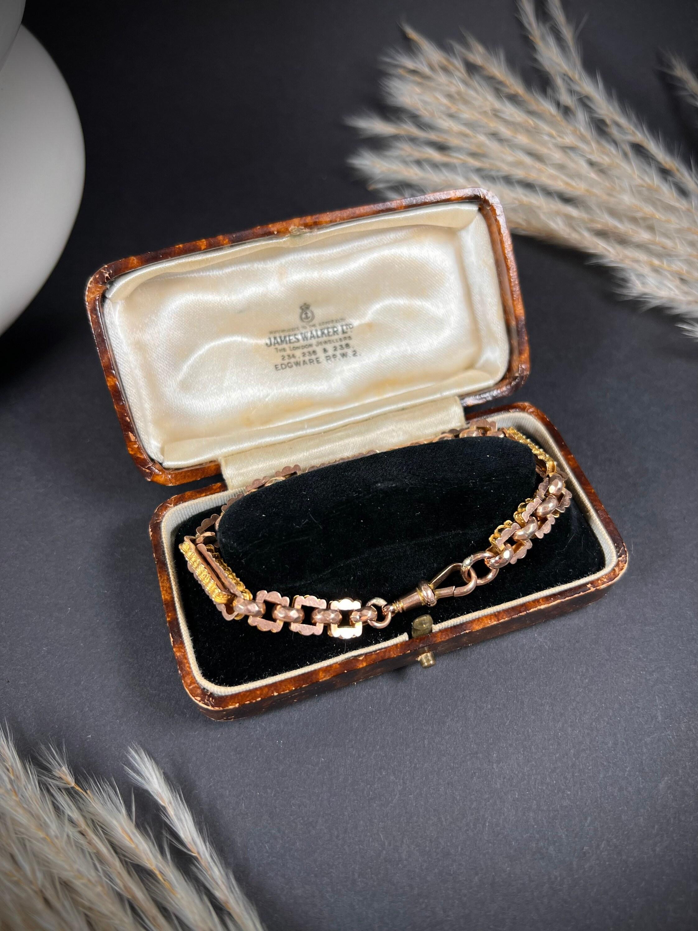 Bracelet à maillons fantaisie 

Or jaune et rose 9ct 

Circa 1900

Fabuleux bracelet édouardien à maillons fantaisie. Il s'agit de jolis maillons trombones longs et gravés, reliés par de beaux maillons ronds à facettes alternés et des maillons