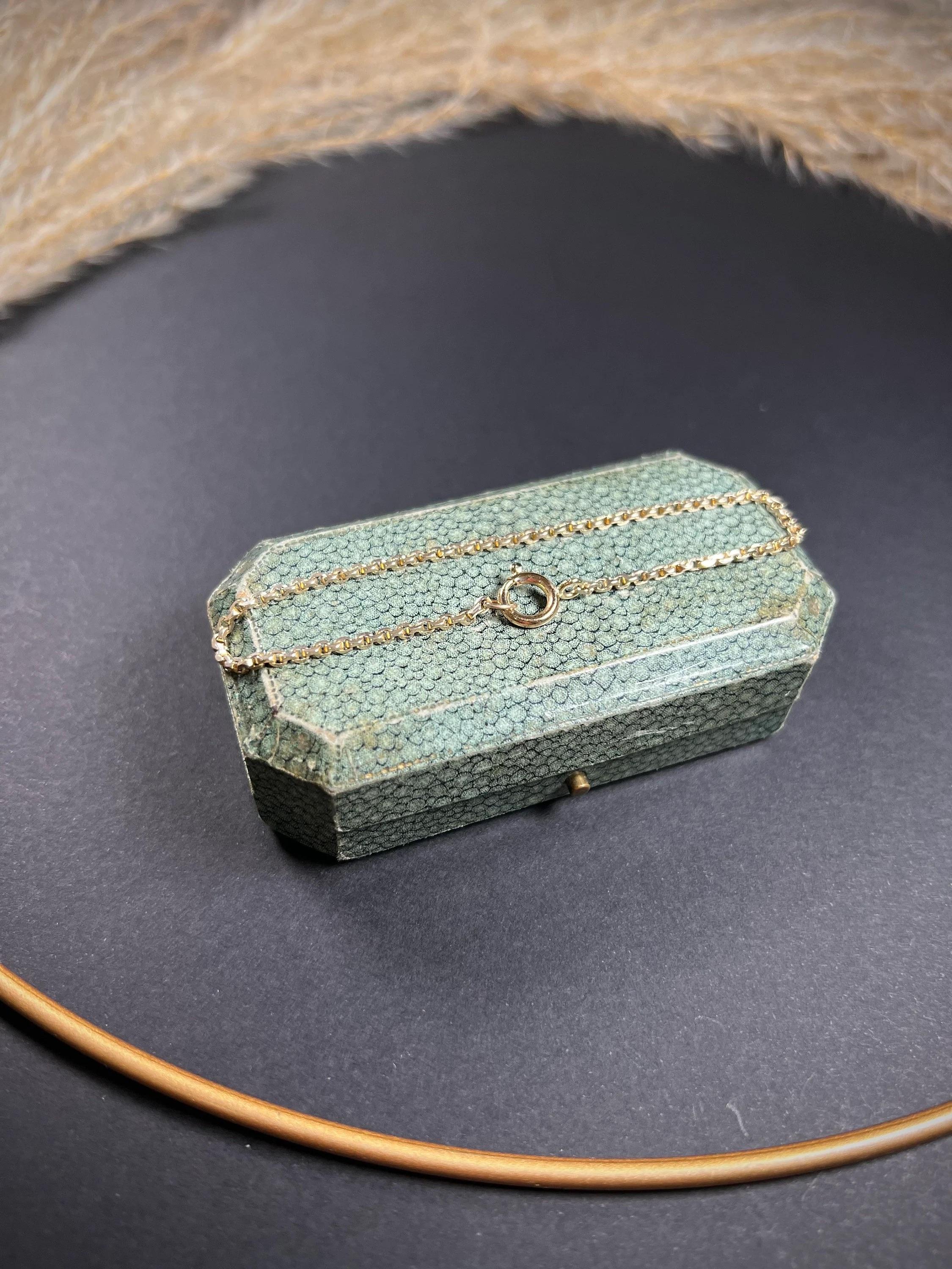 Bracelet à maillons fantaisie 

Or 9ct estampillé

Circa 1900

Cet élégant bracelet Eleg est fabriqué en or 9ct et présente un design à maillons carrés. Il est équipé d'un fermoir à anneau à boulon sécurisé, garantissant qu'il reste en toute