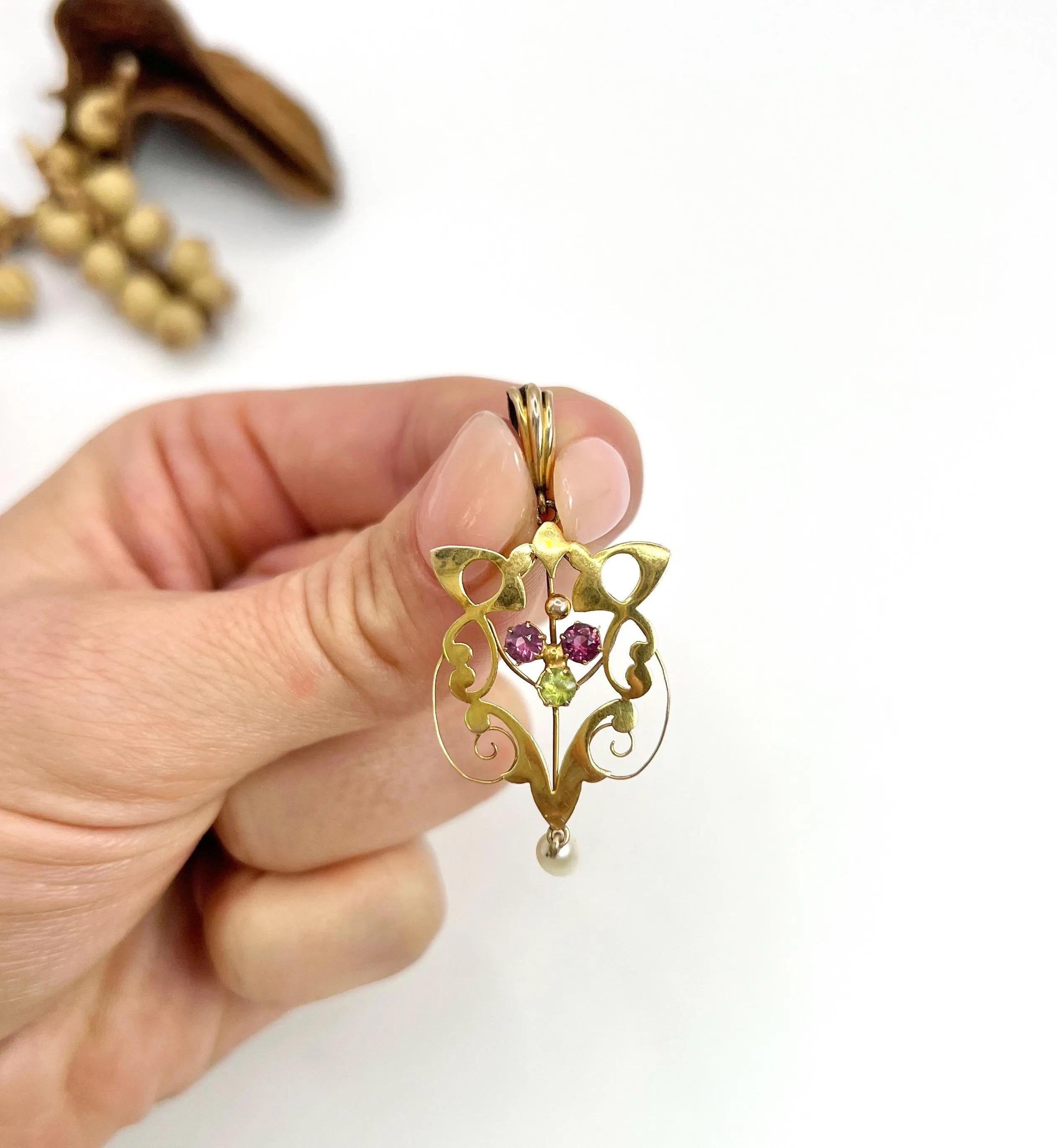 Antique 9ct Gold Edwardian Garnet Cultured Pearl & Peridot Suffragette Pendent In Good Condition For Sale In Brighton, GB