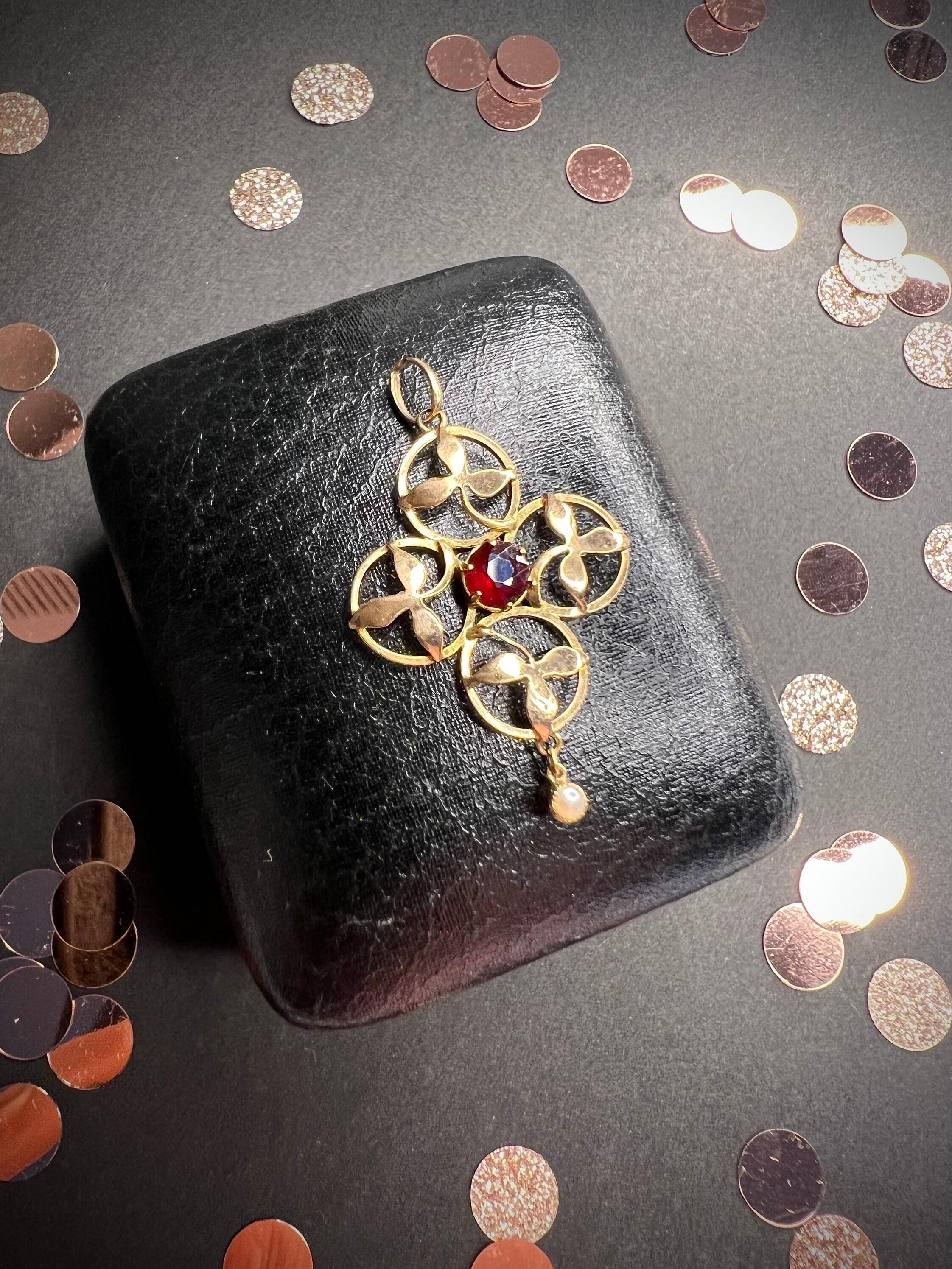 Antique Garnet & Pearl Pendant 

9ct Gold 

Edwardian Circa 1900

Fabulous Floral Design Edwardian Pendant. Set with Garnet Centre & Seed Pearl Drop

Pendant Measures Approx 38mm x 23.9mm (inc bail & ring)

*chain sold separately 

All of our items