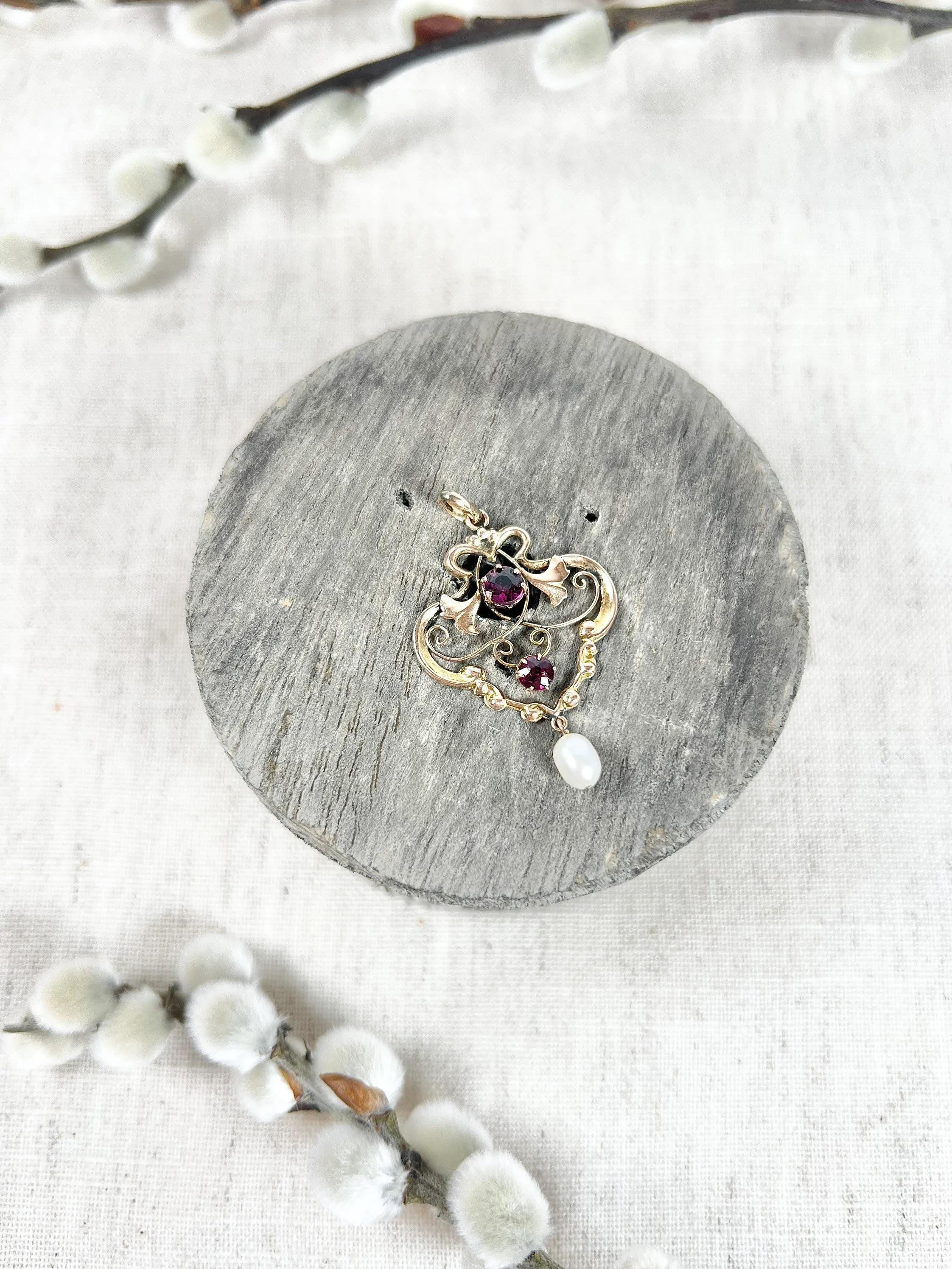 Antique 9ct Gold Edwardian Garnet & Pearl Pendant In Good Condition For Sale In Brighton, GB