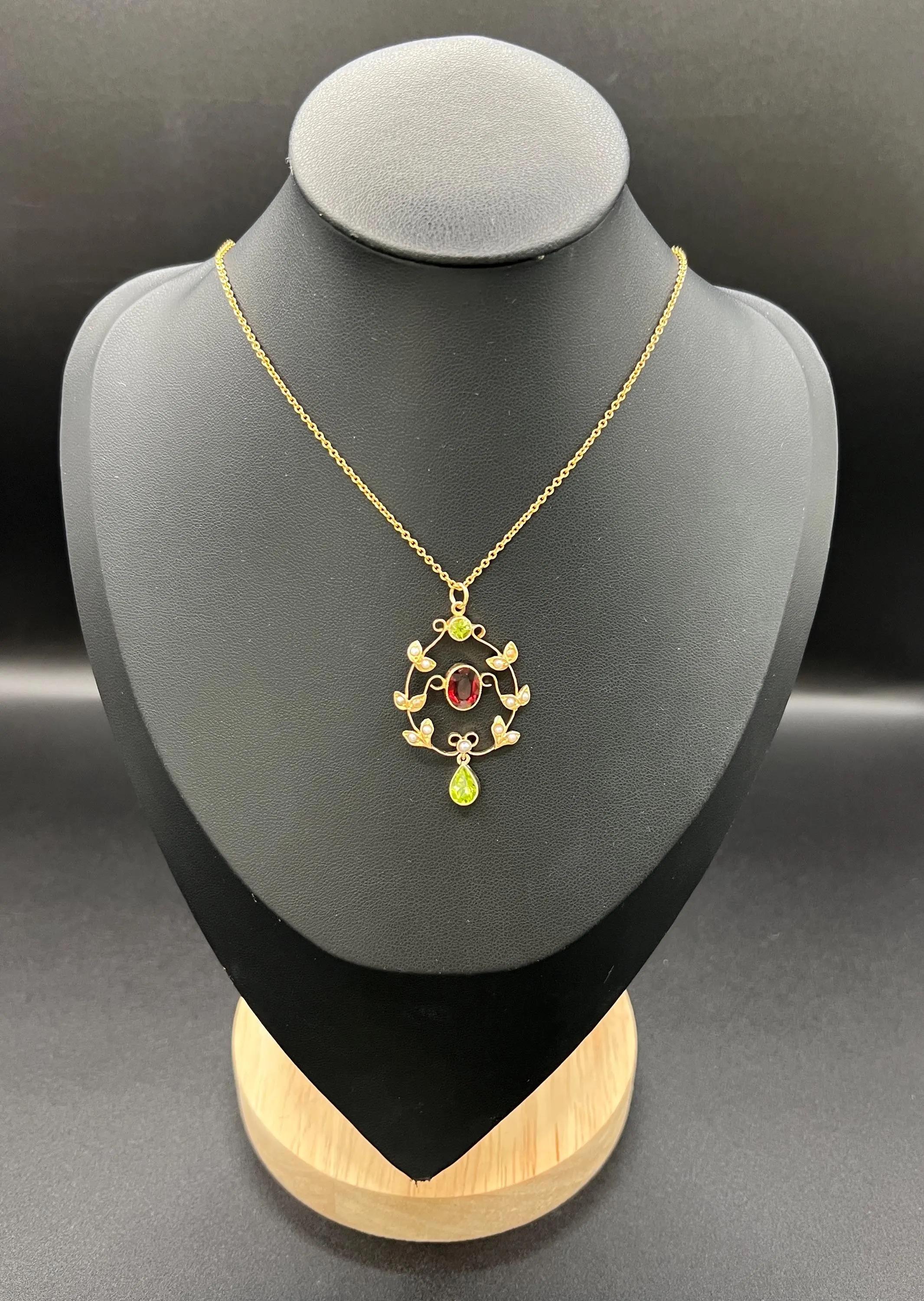 Édouardien Pendentif ancien Suffragette en or 9ct, grenat, perles de rocaille et péridot de style édouardien en vente
